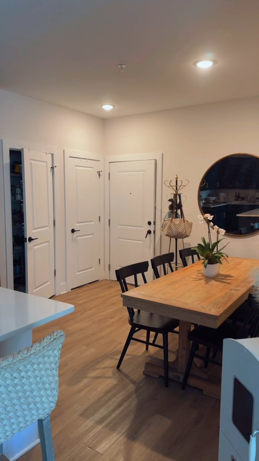 A classic look for less that you want even know is budget friendly based on the awesome quality. For sizing reference I am wearing the size 25 regular in the jeans and an xs in the off the shoulder top. 