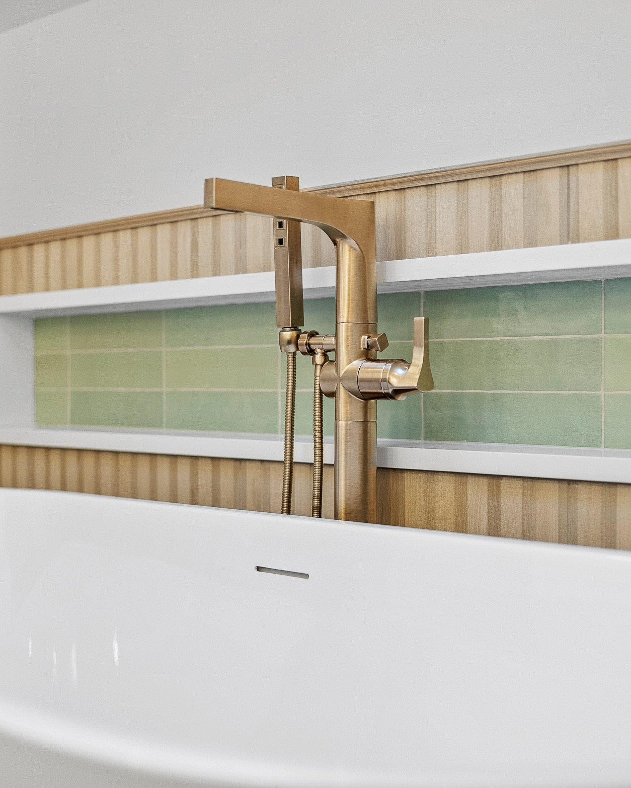 Bold and beautiful from Delta! Tub fillers can really add character to your primary bathroom, if you just let it. ✨