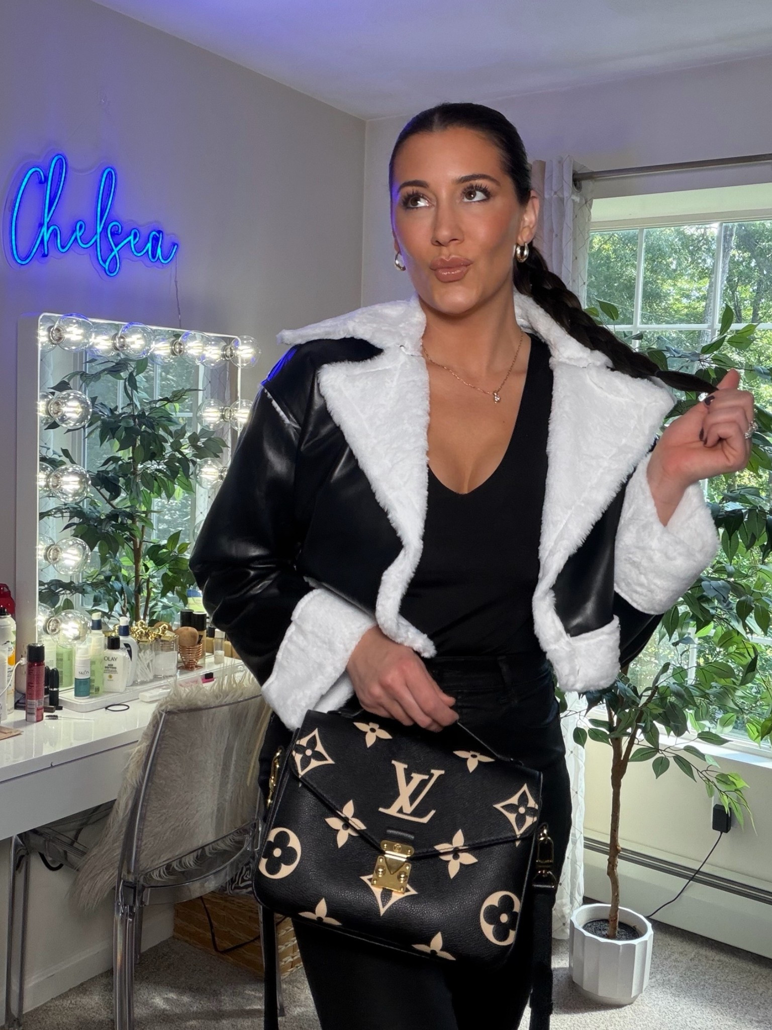 Cozy shearling season is officially here! 🖤❄️ 

Loving this black leather shearling-lined jacket from WDIRARA paired with fitted leather pants, crystal-embellished boots, and a structured handbag.

#WDIRARA #ShearlingJacket #LeatherPants #ChunkyBoots