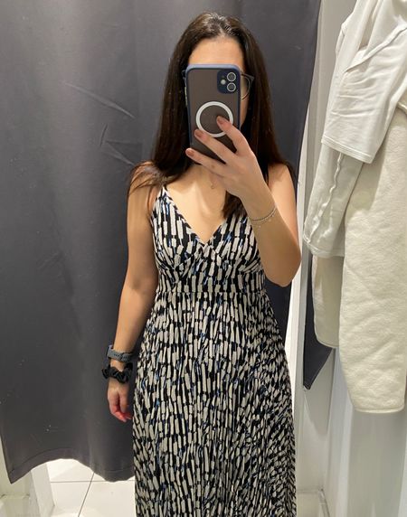 This Uniqlo dress is Juan amazing!!! F you have a summer wedding to attend then this is a must!!! Will wear it with golden sandals for a fancy look but I think it’s so easy to make it more casual too and enjoy it all summer! 

#LTKwedding #LTKSeasonal #LTKfindsunder100