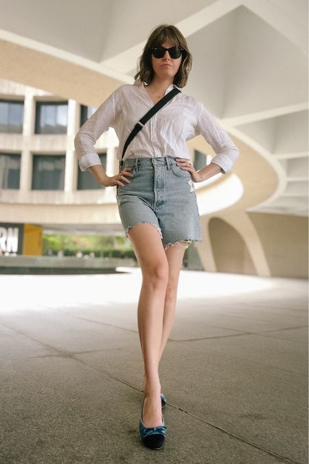 Agolde Stella Shorts
Denim chambray ballet flats
Linen shirt
Travel outfit
Casual tourist outfit
Lo and sons purse