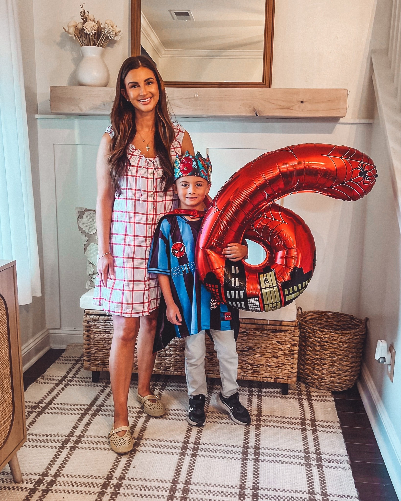 Dress small 
Spiderman boys soccer jersey 
Kids spiderman birthday crown