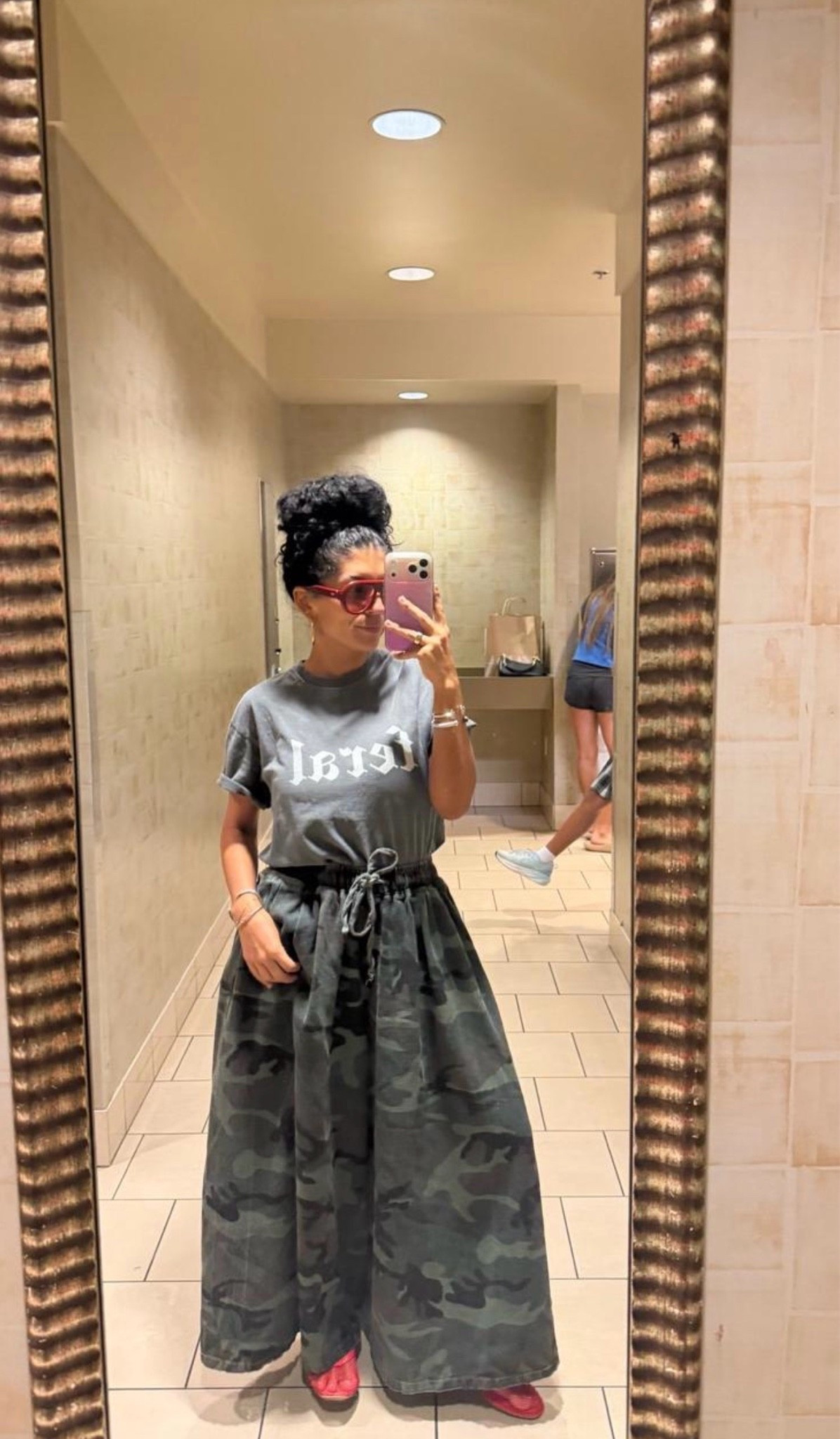 Camo, but make it cool 🖤 An oversized graphic tee paired with wide-leg camo pants and a pop of pink makes this casual look anything but basic.

#CamoPants #GraphicTee #WideLegPants