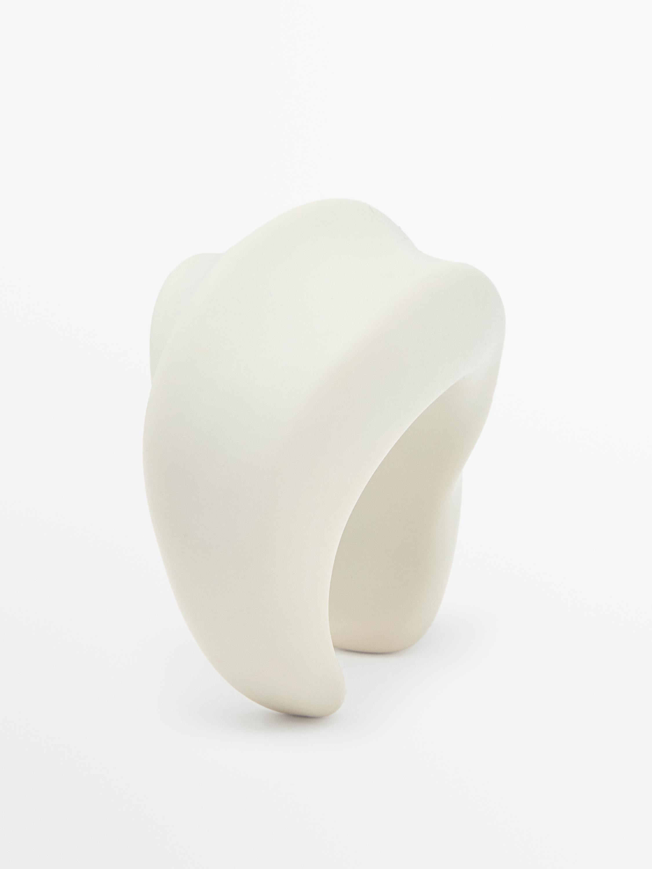 Wide moulded bracelet | Massimo Dutti DE