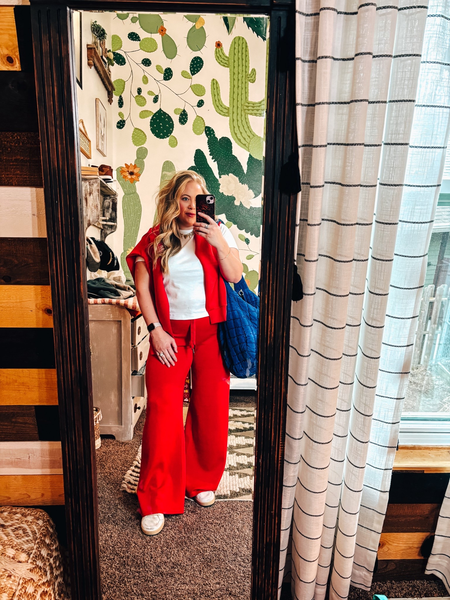 Sports mom ootd

Track mom/ matching set / 