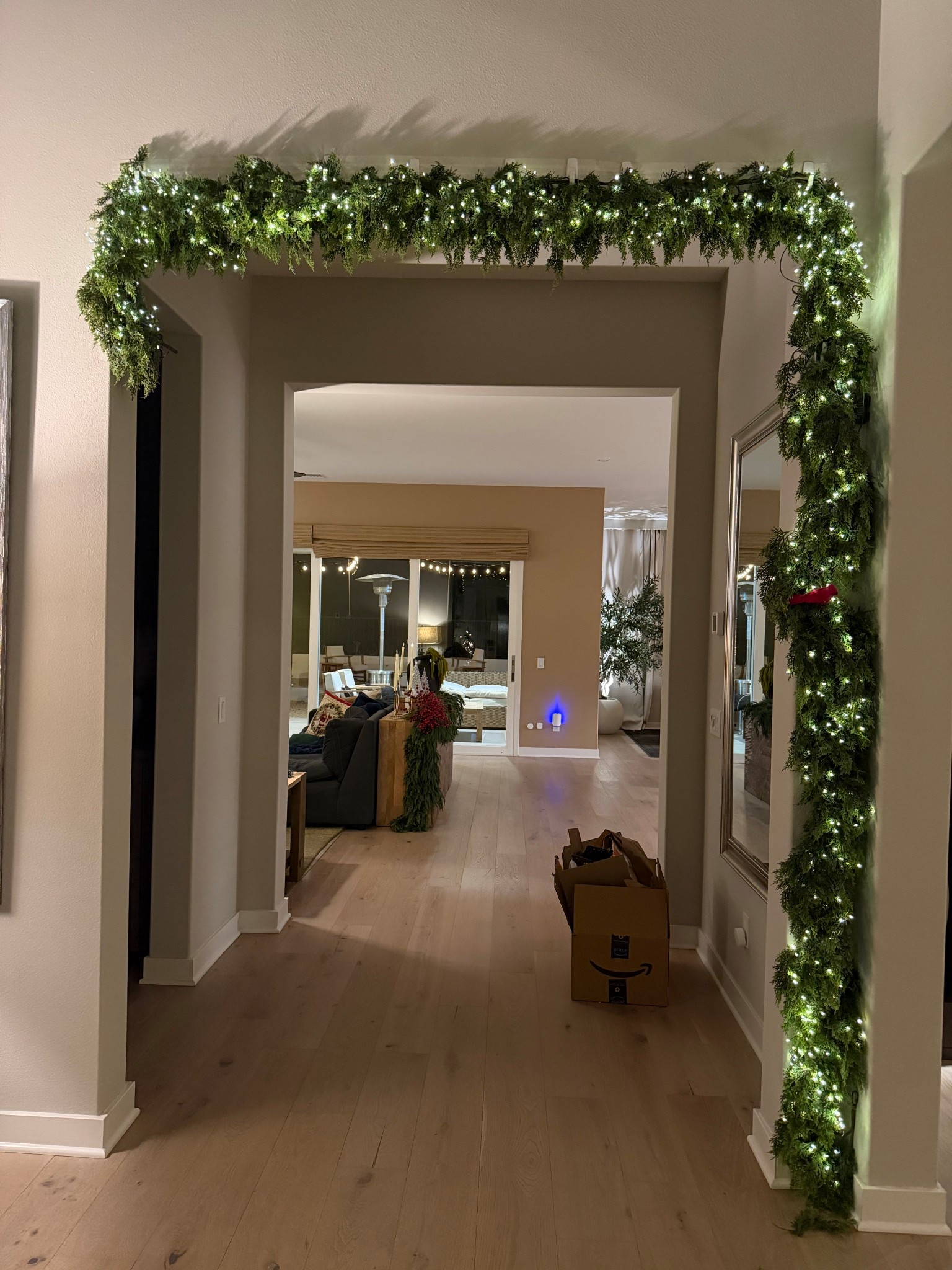 Christmas garland 
Christmas decor 

#LTKHome #LTKSeasonal #LTKHoliday