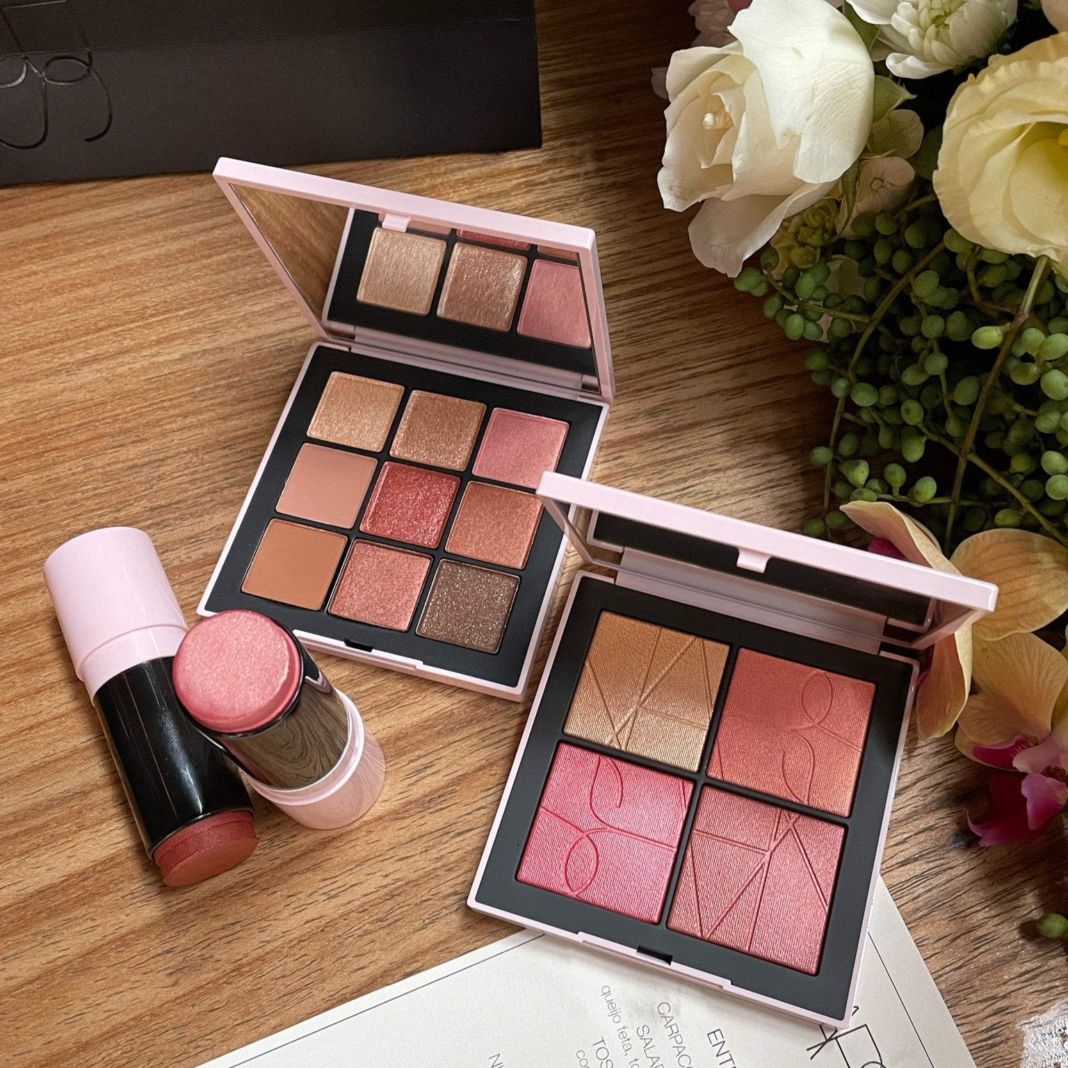 
Vamos falar sobre a Orgasm Collection de @narsissist , aproveitando que julho é comemorado o mês do Orgasmo! Sugestivo, né?   Esse ano a coleção conta com 3 diferentes produtos:
Paleta de sombras Orgasm Rising: com 9 sombras, sendo 2 Mattes e as demais cintilantes com acabamentos metálico e brilhante!

The Multiple: o bastão cremoso multifuncional que podem ser usados como blush, sombra e batom! Foi lançado nessa coleção nas cores Orgasm tradicional e no novo Orgasm Rush, que tem uma pegada mais bronze/terracota!

Paleta de blushes/multifuncional Orgasm Four Play: com 4 tons que podem ser usados como blush e iluminador. Inclusive, o novo tom Orgasm Rush está nessa paleta! Mas, essa será o assunto de um próximo vídeo, combinado?   Temos um cupom super especial pra vocês! Usando o cupom MAYDANCINI no site da marca, acima de R$399 vocês ganham brindes e além disso, se for primeira compra tem 10% de desconto!  #maydancini #nars #narsissist #narscosmetics #narsorgasm #narsbrasil #parceria #maquiagemimportada #narsmakeup #desafioltkcon2024

#LTKbeauty #LTKbrasil