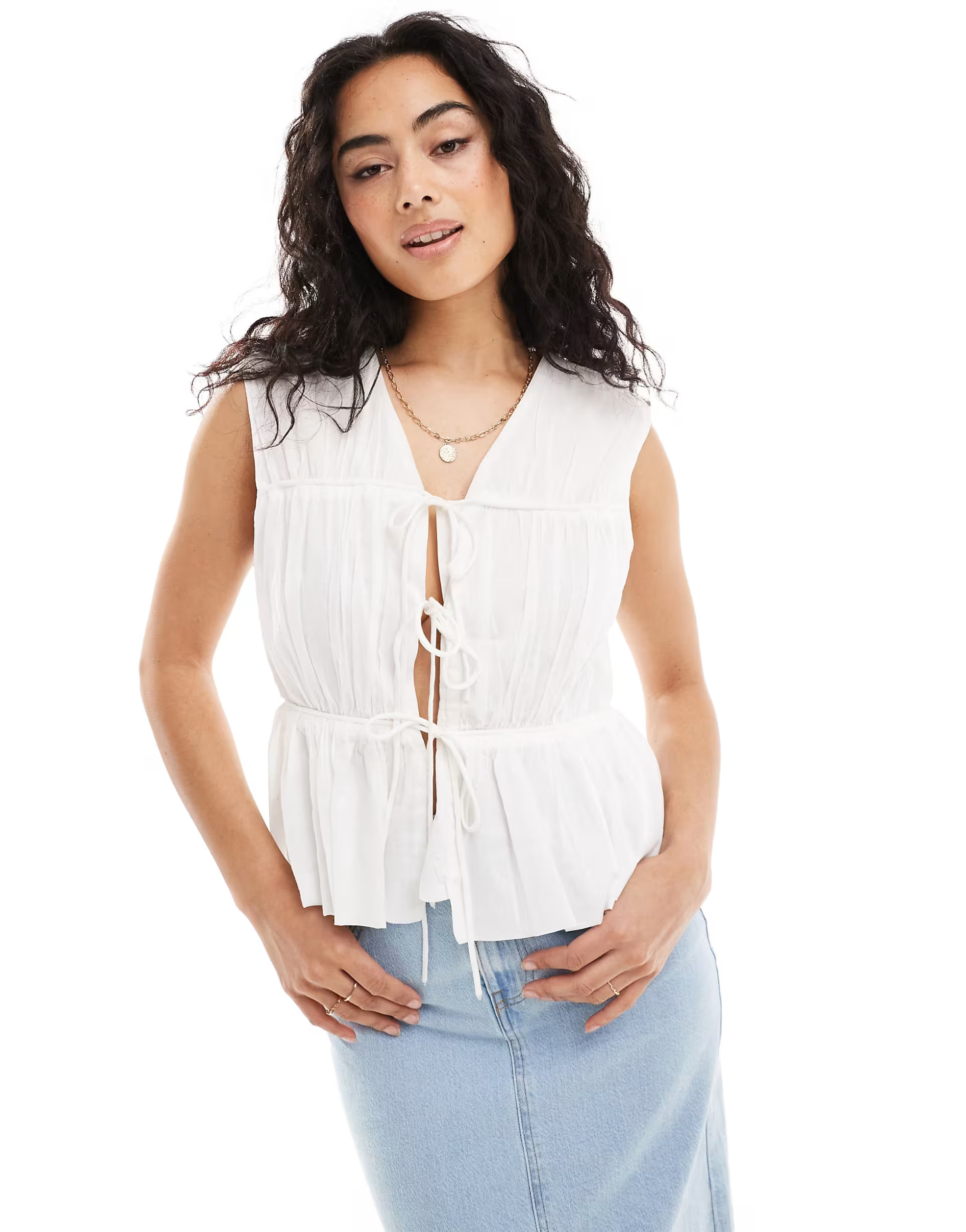 Y.A.S - Mouwloze aangerimpelde blouse met gestrikte voorkant in wit | ASOS (Global)