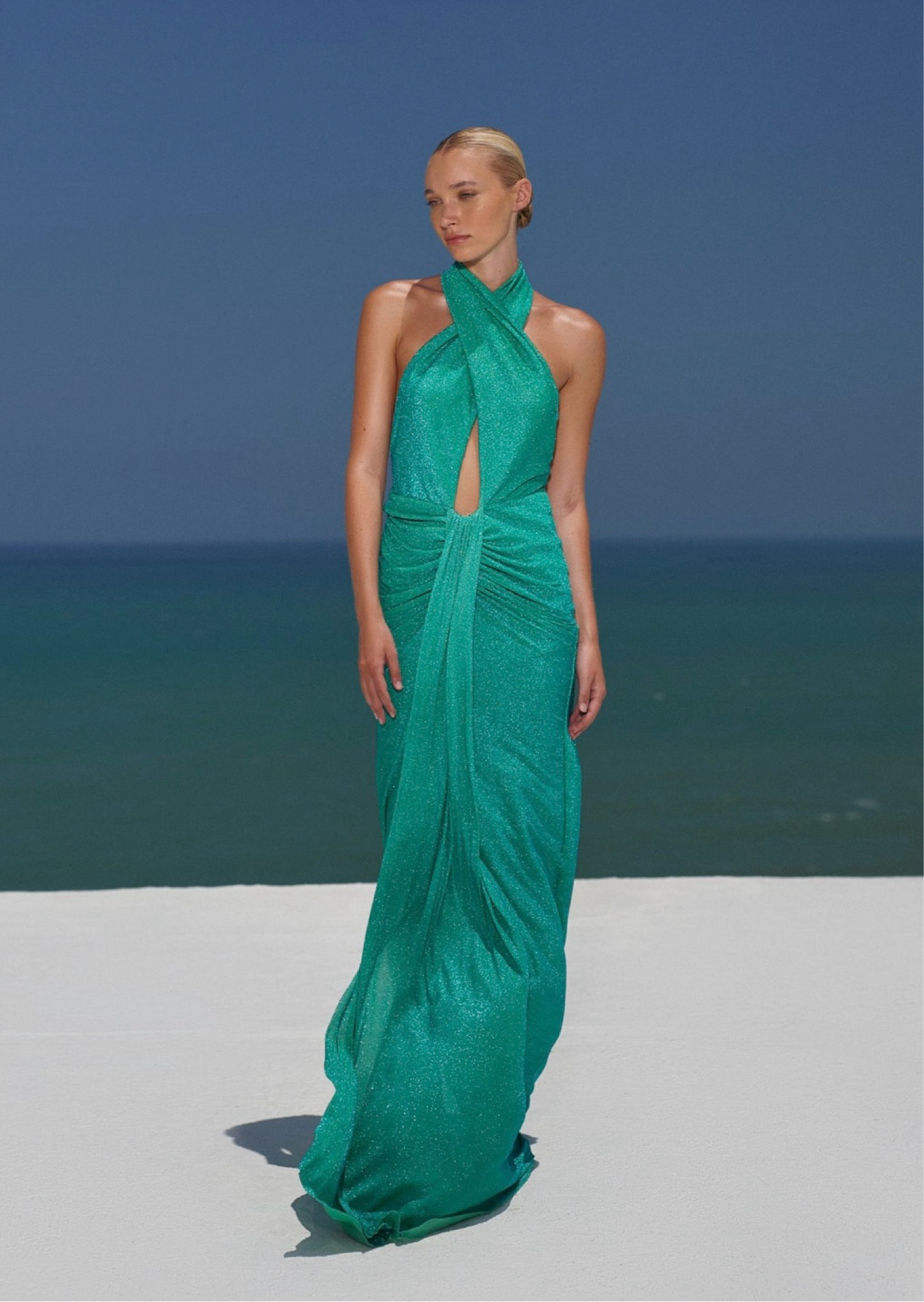 Beach wedding guest goals 🐚🌊