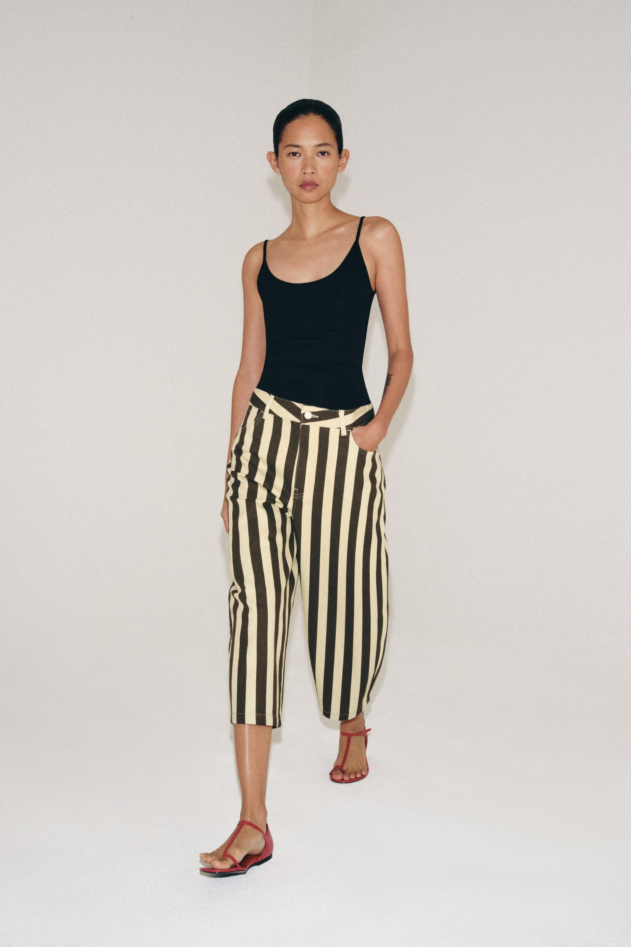 Model height: 178 cmZARA WOMAN COLLECTIONTrousers with a main fabric made from cotton yarn. Mid-w... | Zara IT