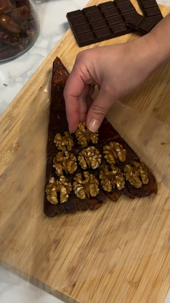 This might be the easiest sweet treat you’ll ever make 🍫✨
Dates + walnuts + melted chocolate = that’s it!
	1.	Press dates into a flat layer
	2.	Add walnuts on top
	3.	Drizzle melted chocolate
	4.	Let it set & slice

Soft, crunchy, chocolatey… and SO good 🤎
Save this for later!

#easyrecipes #healthydessert #chocolatelover #snackideas #homemadetreats

#LTKdayinmylife #LTKfoodie #LTKHome