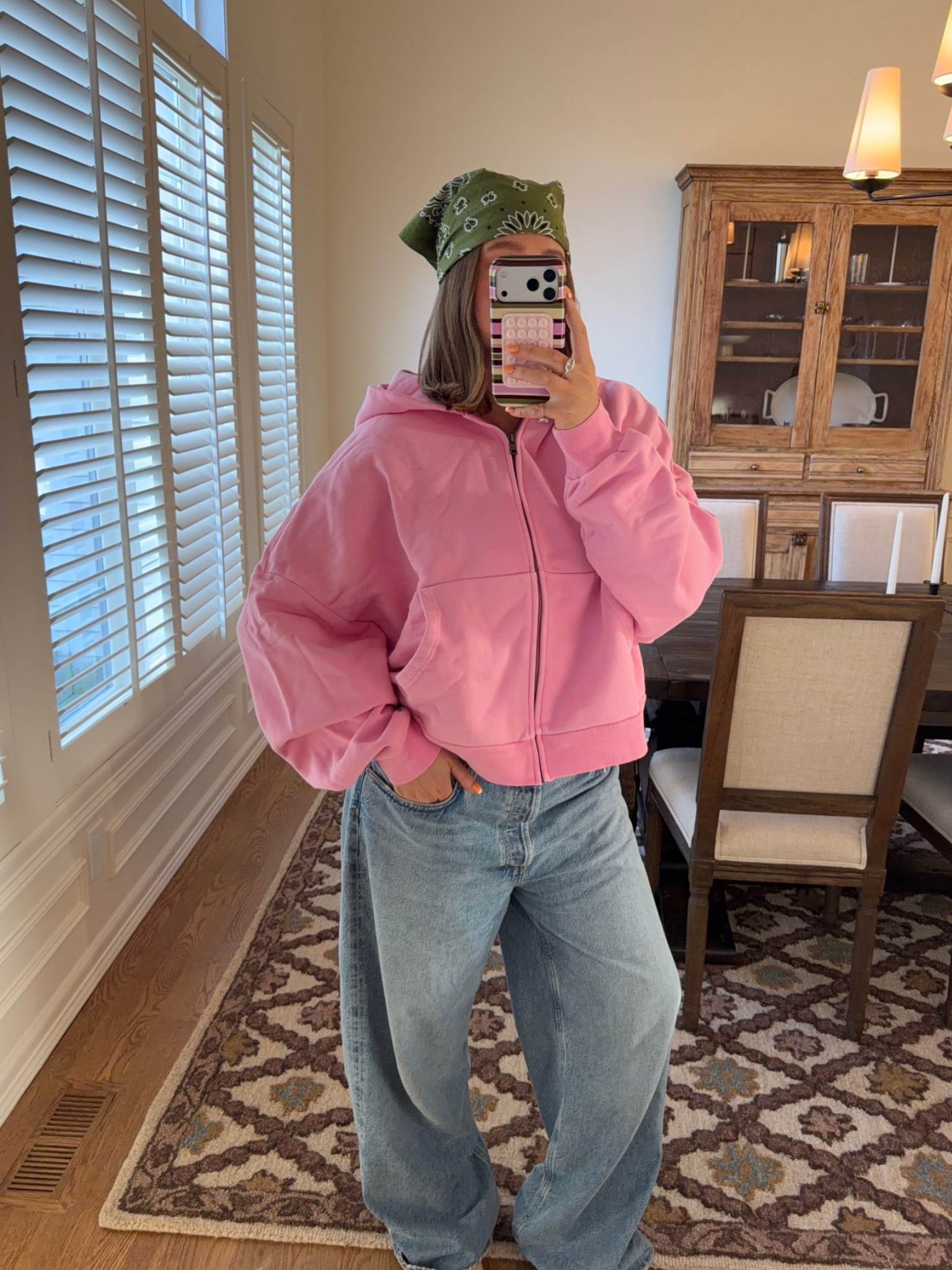 Size medium in Elwood sweatshirt I’m obsessed with their oversized fit so good. Size down at least 1 or 2 in jeans they run really baggy and long! Amazon bandana