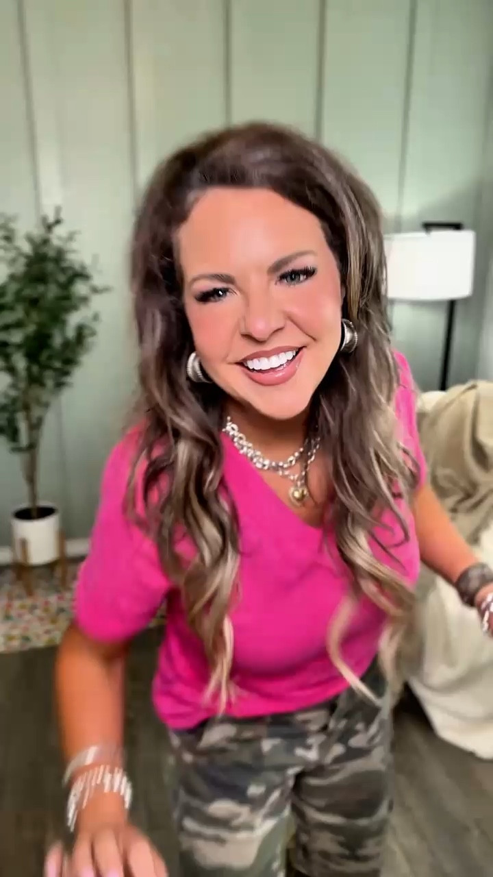 The perfect v-neck top for spring and summer!!  Comes in 13 color options!!  Love these! 💕
@WIHOLL #basicvneck #basictee #shortsleevetee #elevatedbasic #summerstyle