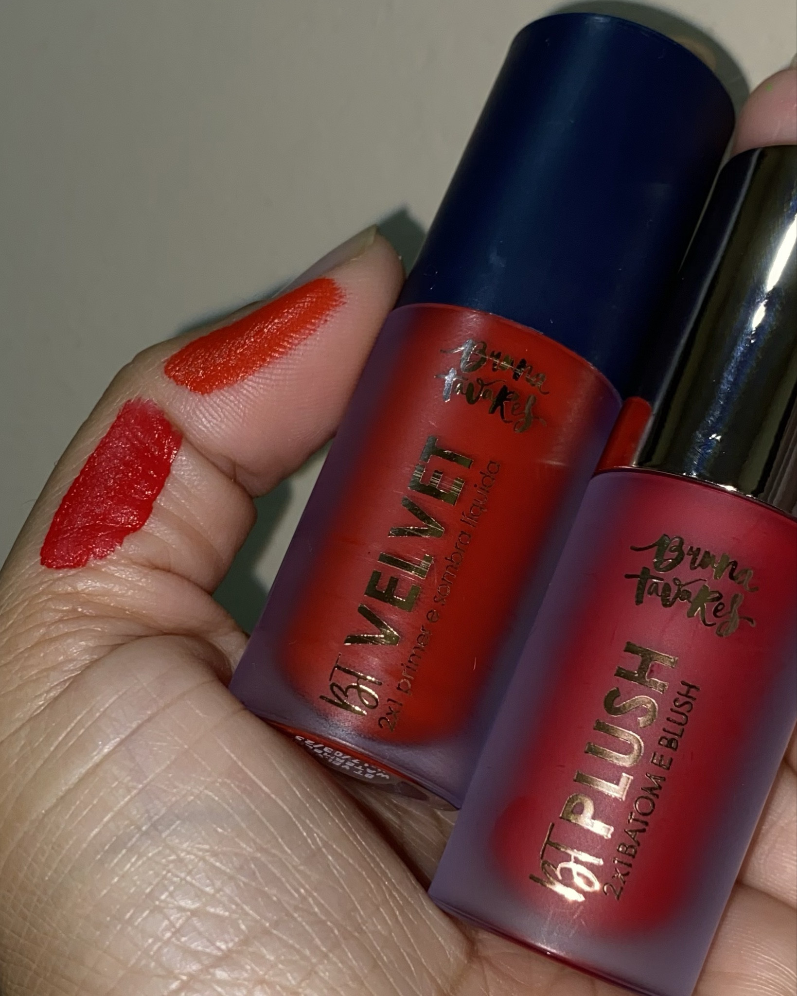 Produtos diferentes mas que podem ser confundidos. BT VELVEL (watermelon: vermelho mais aberto, com pigmentos alaranjados) BT PLUSH (Ruby: ele também é um vermelho aberto porém com uma pigmentação rosada)

#LTKbrasil #LTKbeauty