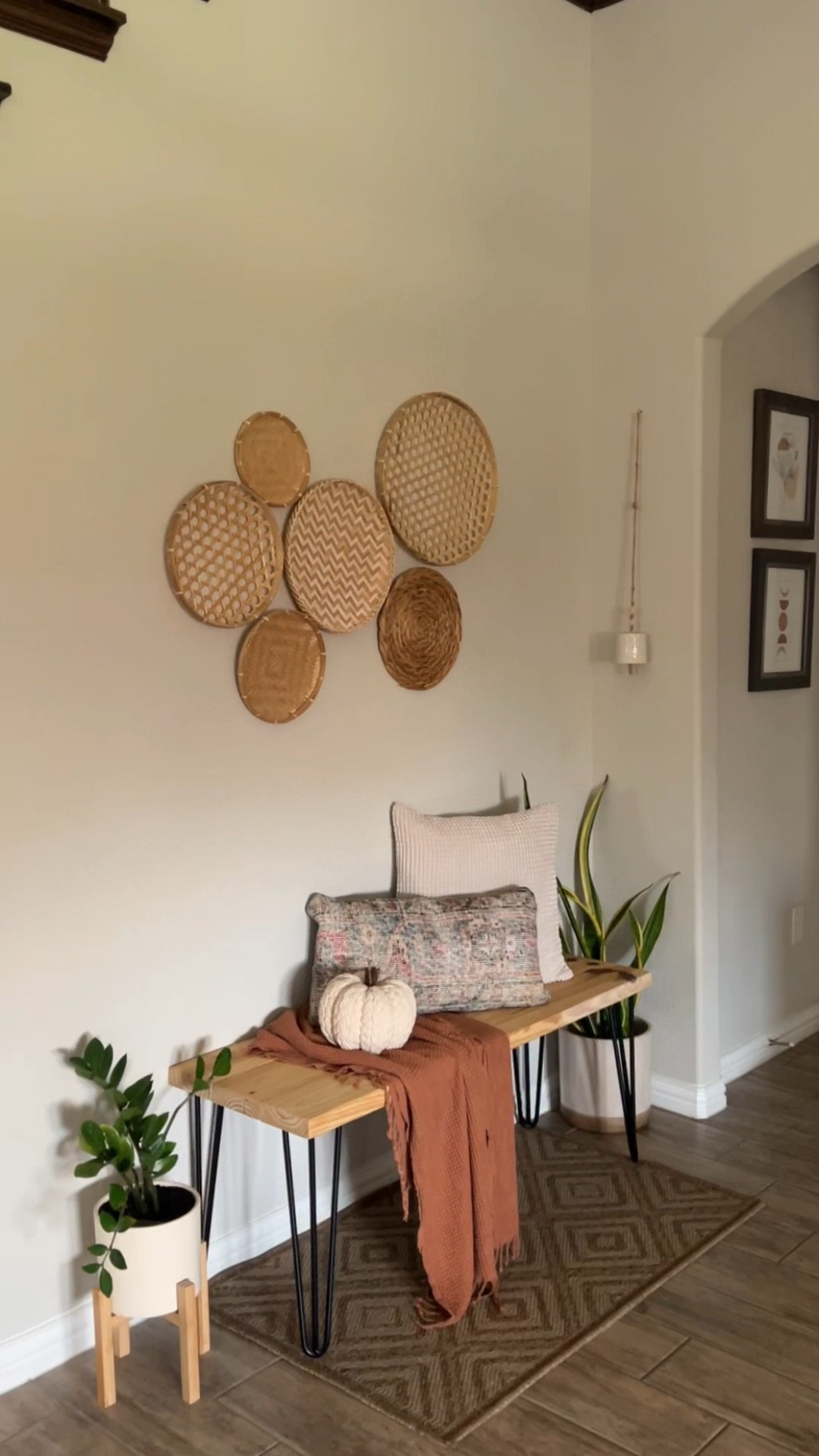 Hallway fall decor 
Decoración de Otoño para el Pasillo 

#LTKSeasonal #LTKFallSale #LTKHome