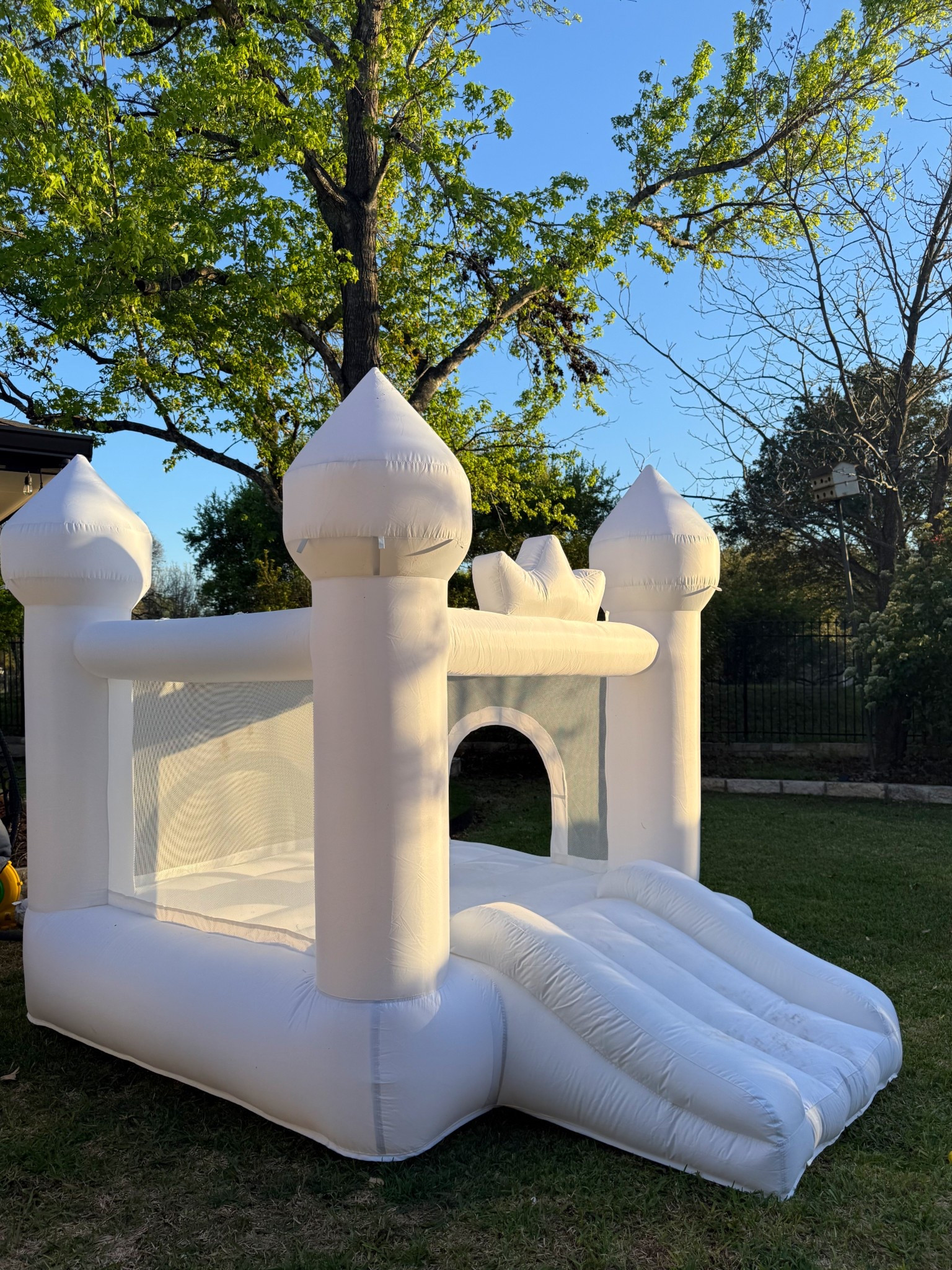 Toddler party ready! Brought the bounce back out  😍 and I don’t think this has been out since Mila’s 1st Borthday! I forget how cute it is! Slide & Ballpit! 🛝🎉🔗 