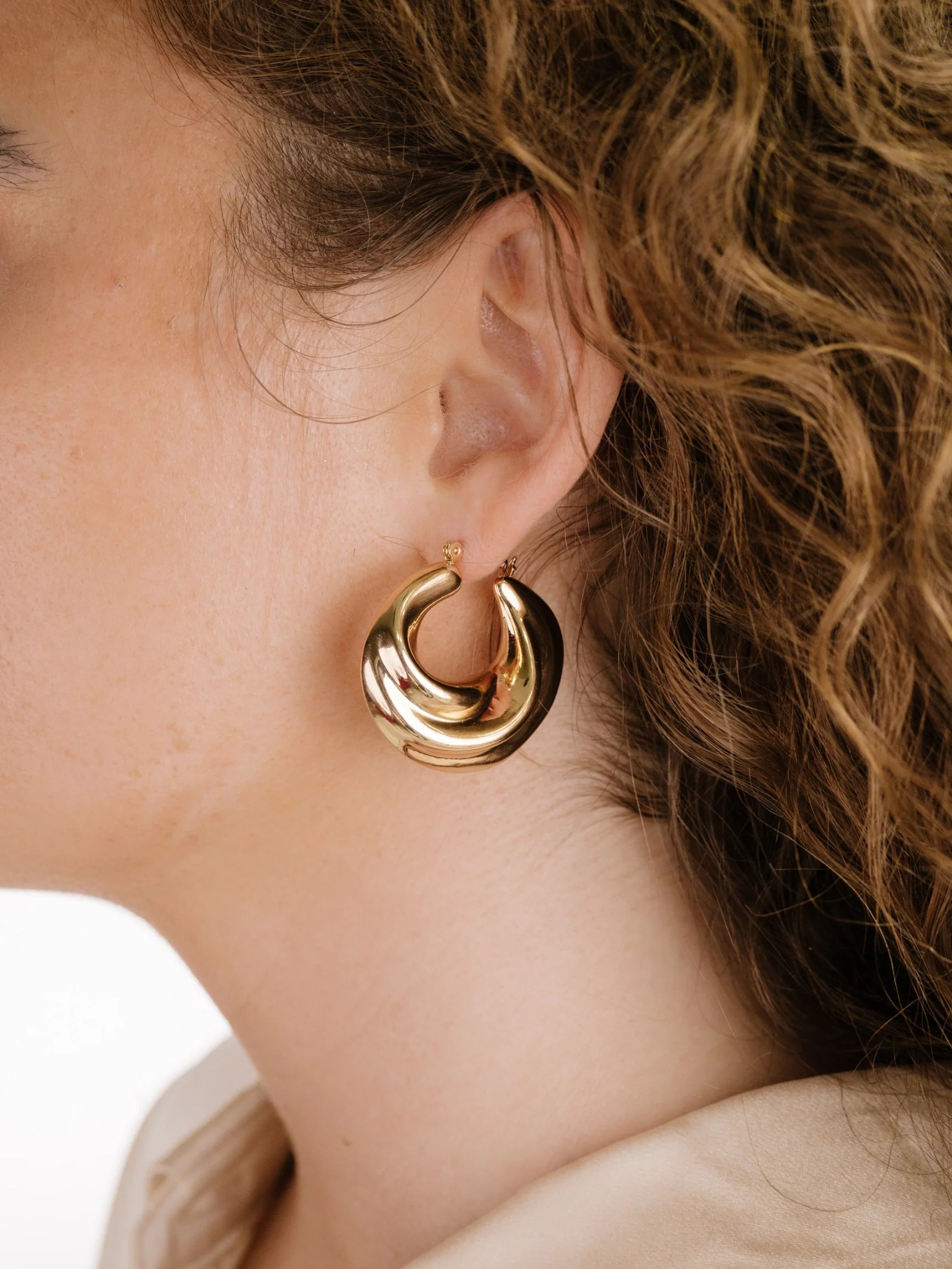 Crescent Swirl Hoop Earrings | Ettika