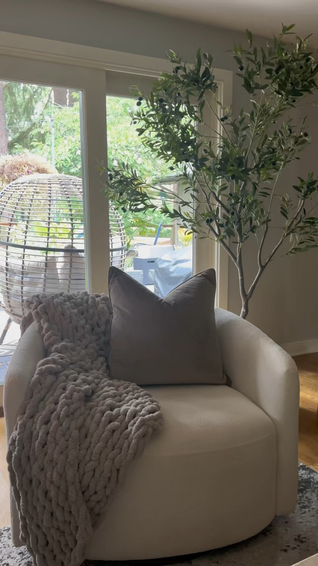 Cozy up your space this season with this must-have throw, it’s chunky, cuddly and oh-so-cozy🍂🧶 

#LTKHome #LTKVideo #LTKSeasonal