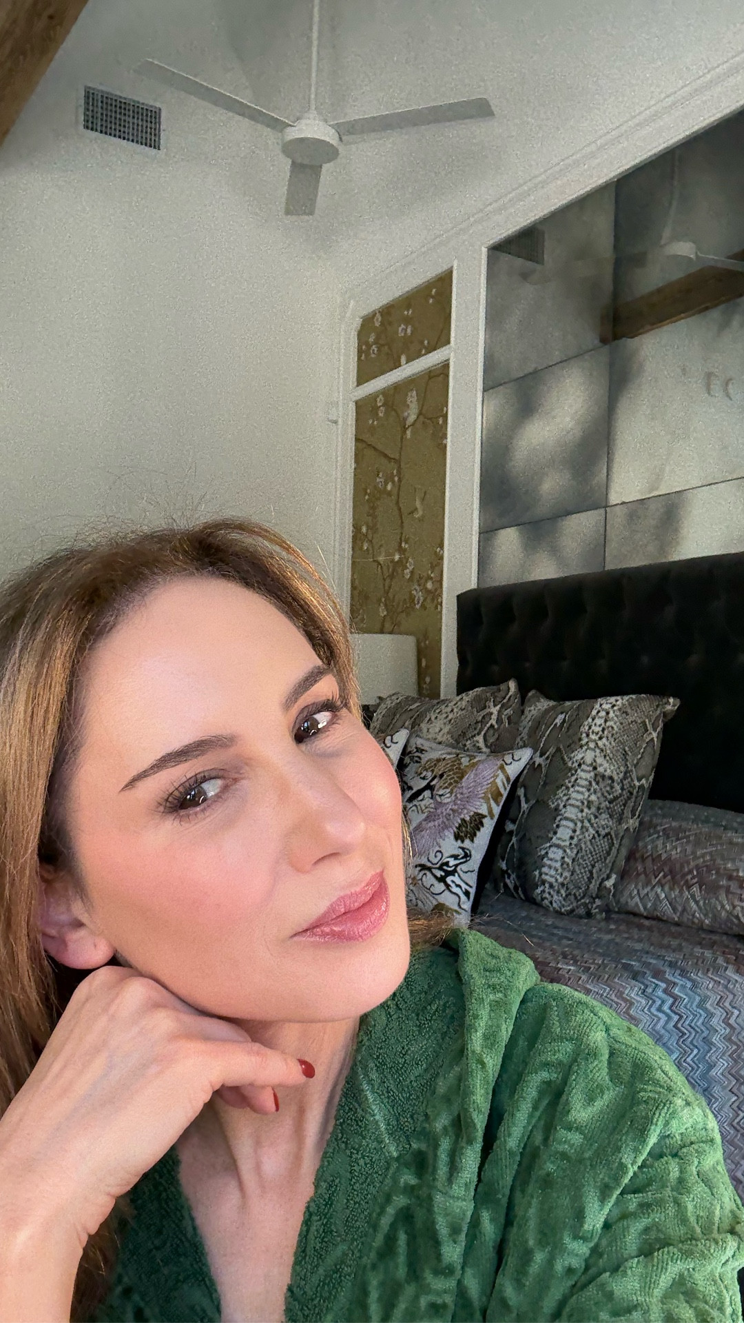 New makeup, new mood, all the vibes.

Primer: @patmcgrathreal 
Foundation: @lancomeofficial 
Eyeshadow: @hourglasscosmetics 
Lip Balm: @lamer 
Eyeshadow #2: @lauragellerbeauty 
Eyeliner: @sarah.creal 
Concealer: @itcosmetics 
Mascara: @pradabeauty 
Bronzer: @sarah.creal 
Blush: @bobbibrown 
Setting Powder: @lauramercier & @hourglasscosmetics 
Blush #2: @chanel.beauty 
Lip Liner: @charlottetilbury 
Lipstick: @charlottetilbury 

#beauty #grwm #makeuptutorial

#LTKOver40 #LTKBeauty #LTKWorkwear