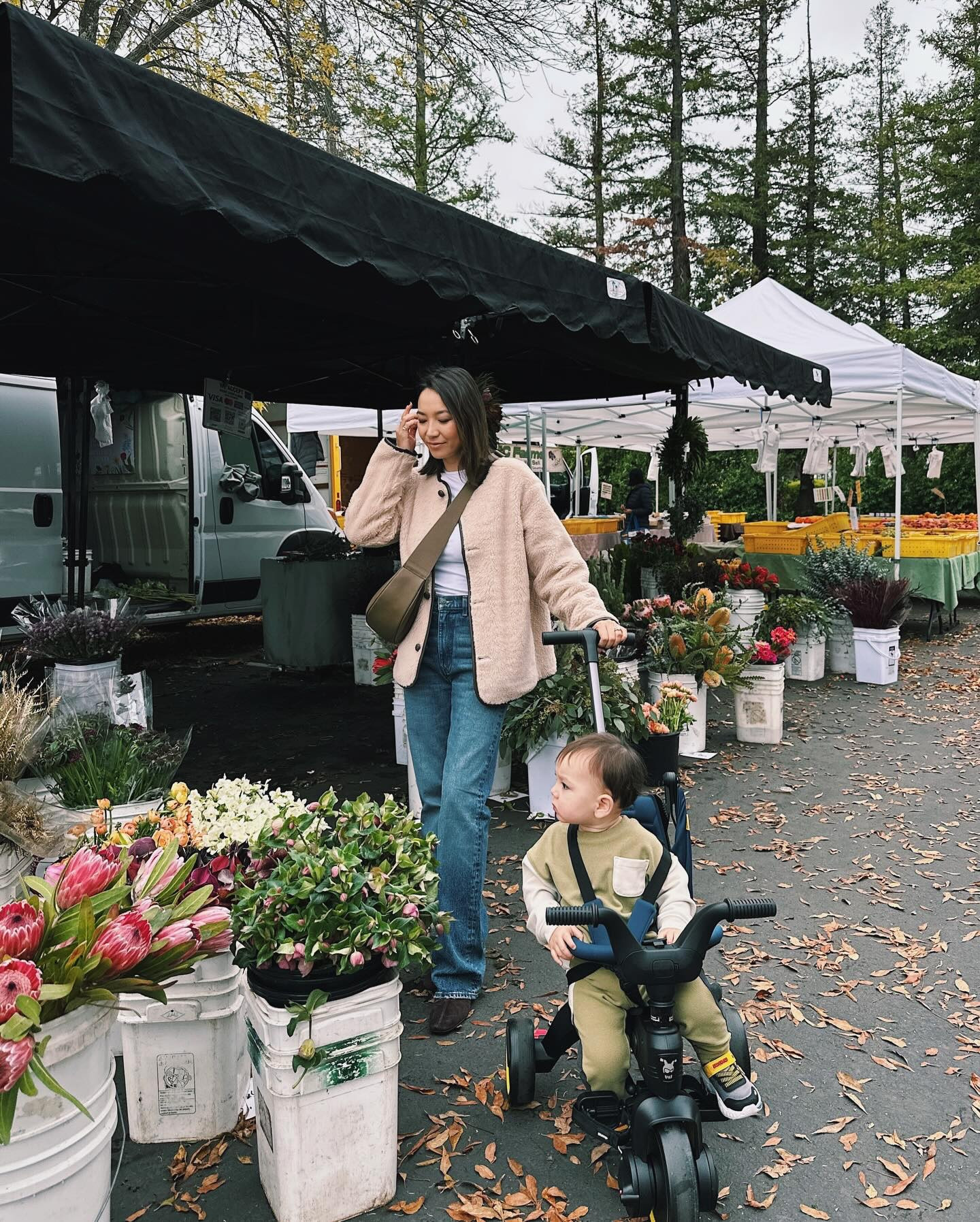 From the weekend ❤️ Mason loves his farmer’s market visits as much as his mama (the free 🥐 from our favorite bakery @adorablefrenchbakery doesn’t hurt either!) + he loves his new upgraded ride 🚲 (bonus that it folds up flat for easy transporting) 

Love that this Sherpa coat is reversible + boots are mom-approved for lots of walking 👌🏼 comment DETAILS for all links
