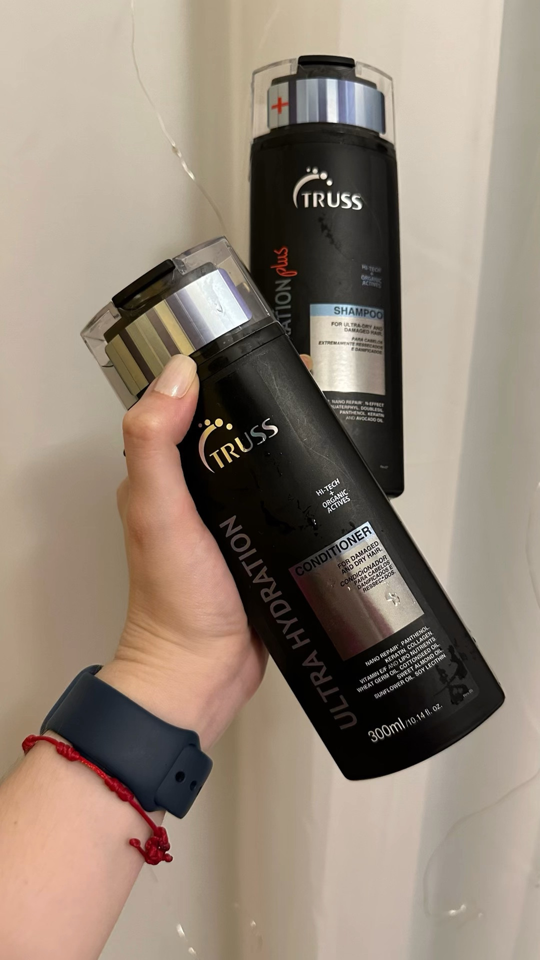 Lavar ou não lavar o cabelo todos os dias? Se você treina todos os dias e sua bastante, considere, porque o suor estraga bastante os fios. 


#truss #hidratação #cabelos 

#LTKfitness #LTKbeauty #LTKbrasil