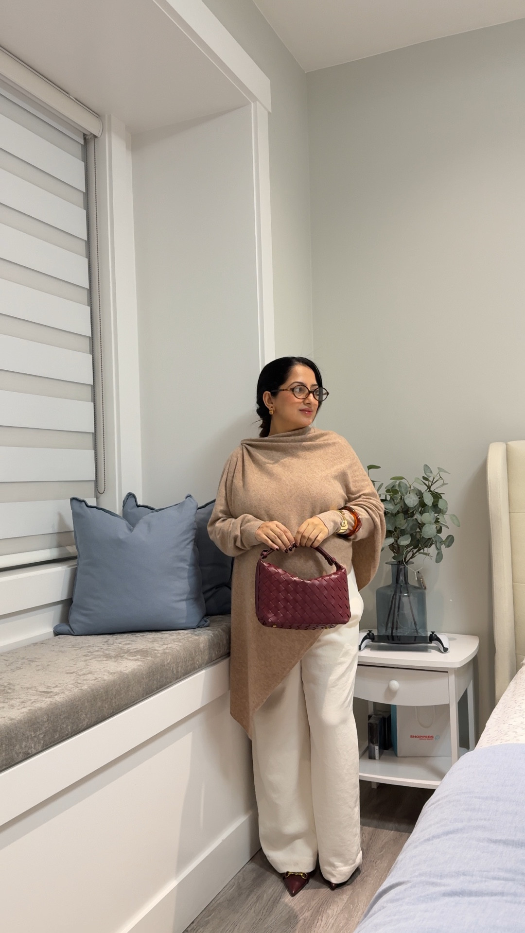 Turn your scarf into a cape 🧣
The easiest winter styling trick everyone’s wearing right now
Save for later 🤎

#scarftutorial #winterwardrobe #vancouverinfluencer