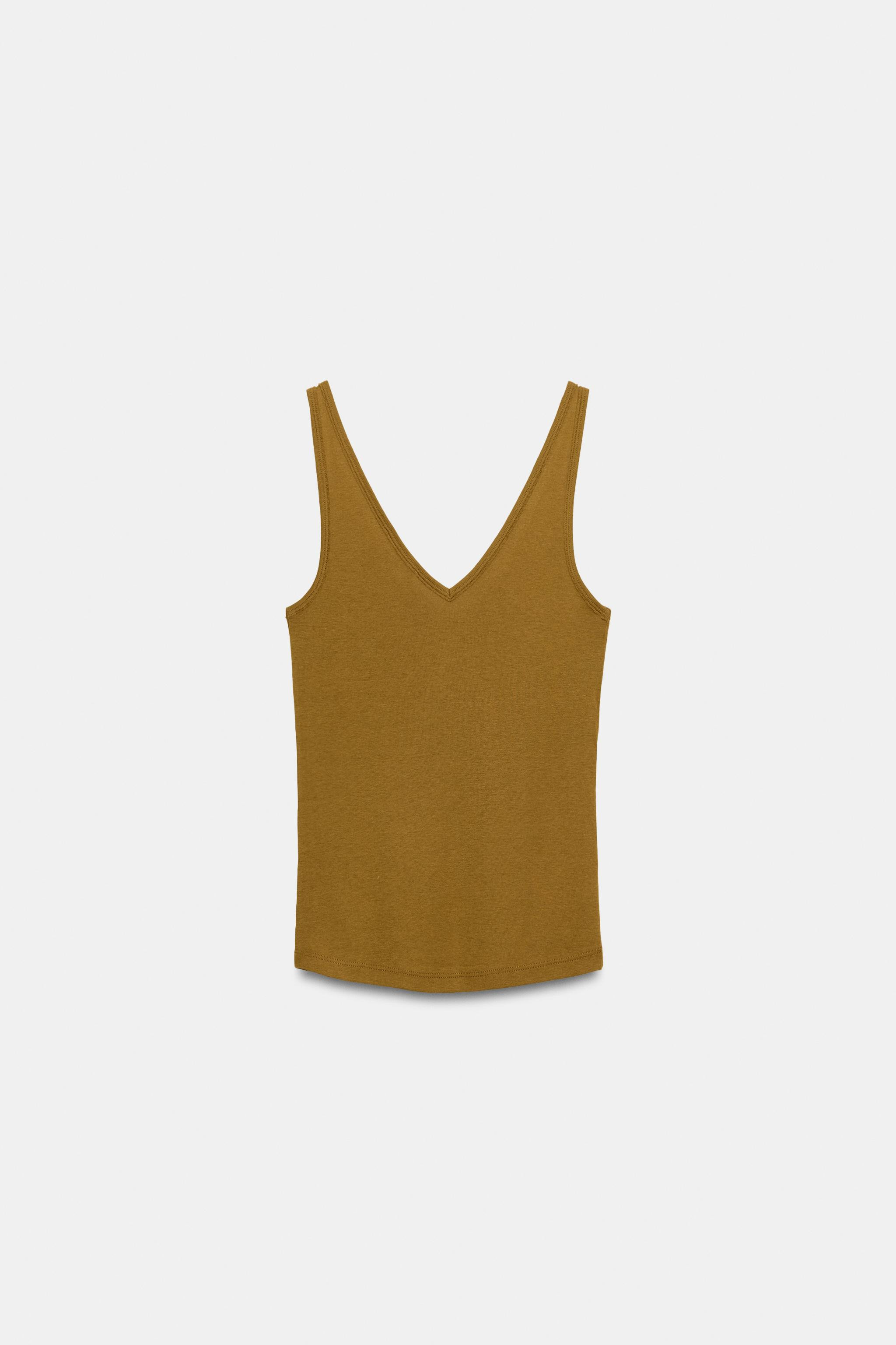 Top made of cotton blend yarn. V-neckline and wide straps. Straight hem. | Zara US