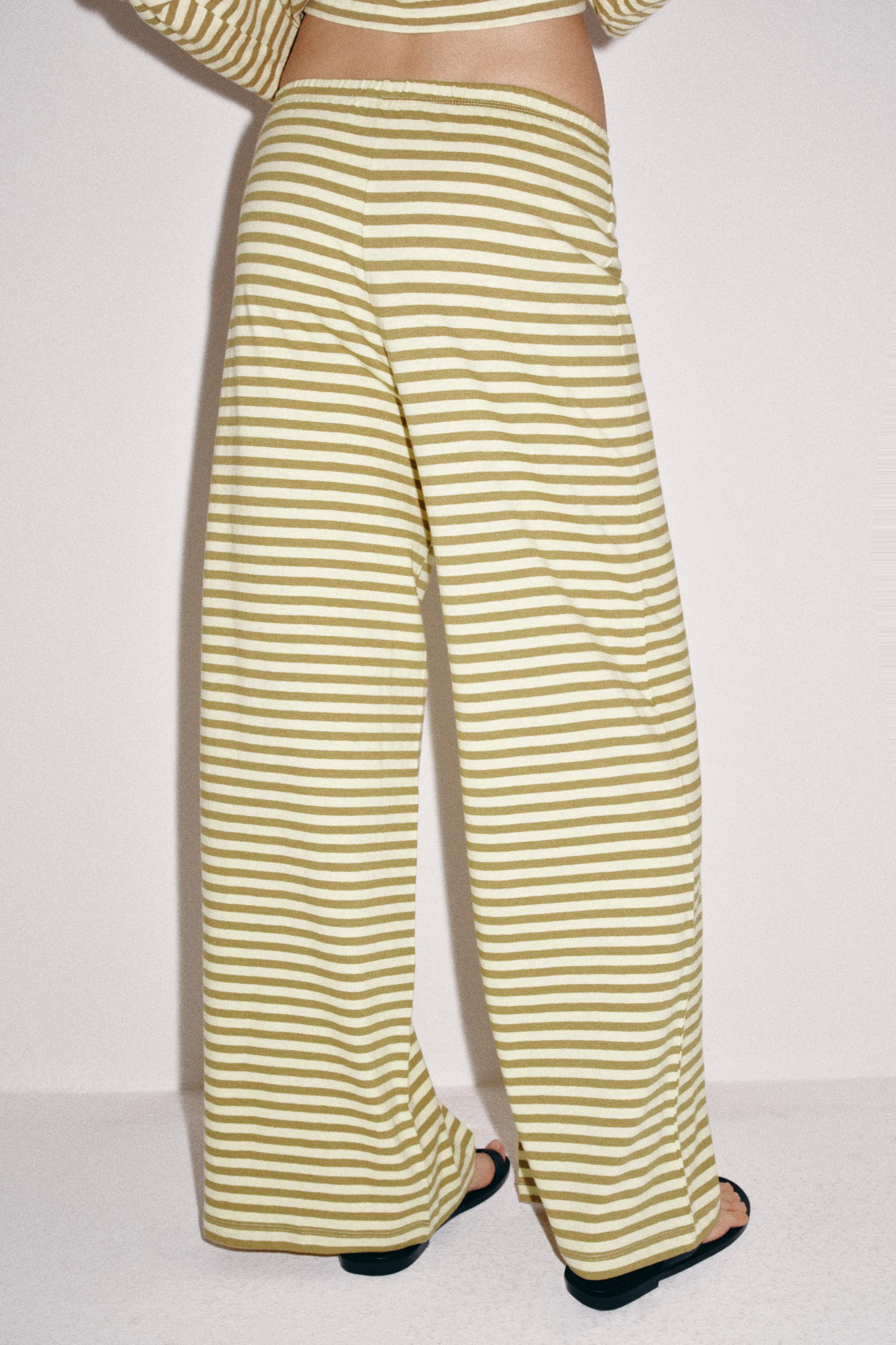 Pants made with cotton and linen yarn. Mid-rise and elastic waistband. Straight leg. | Zara US