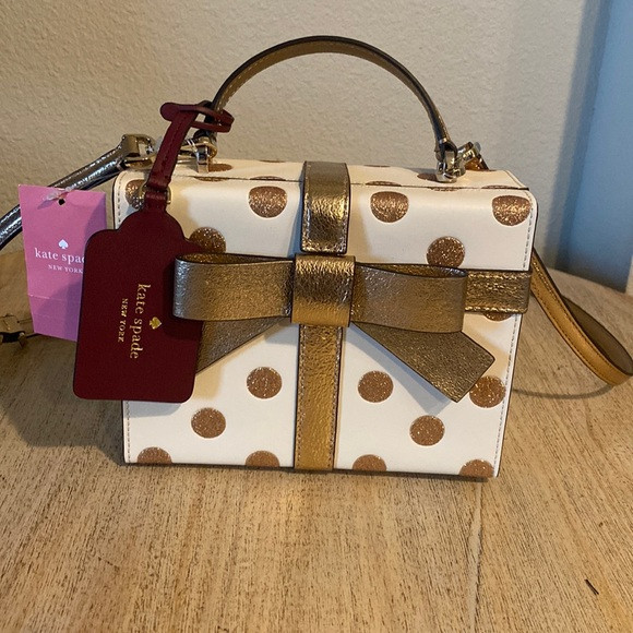 Kate Spade Cross Body. New Never used. Cute gift box style. | Poshmark