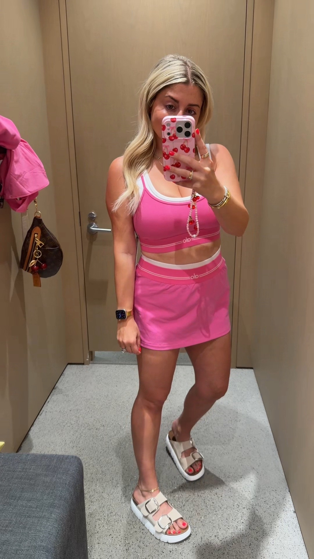 New Alo paradise pink 💗
M bra 
Small bottoms 
Sandals tts