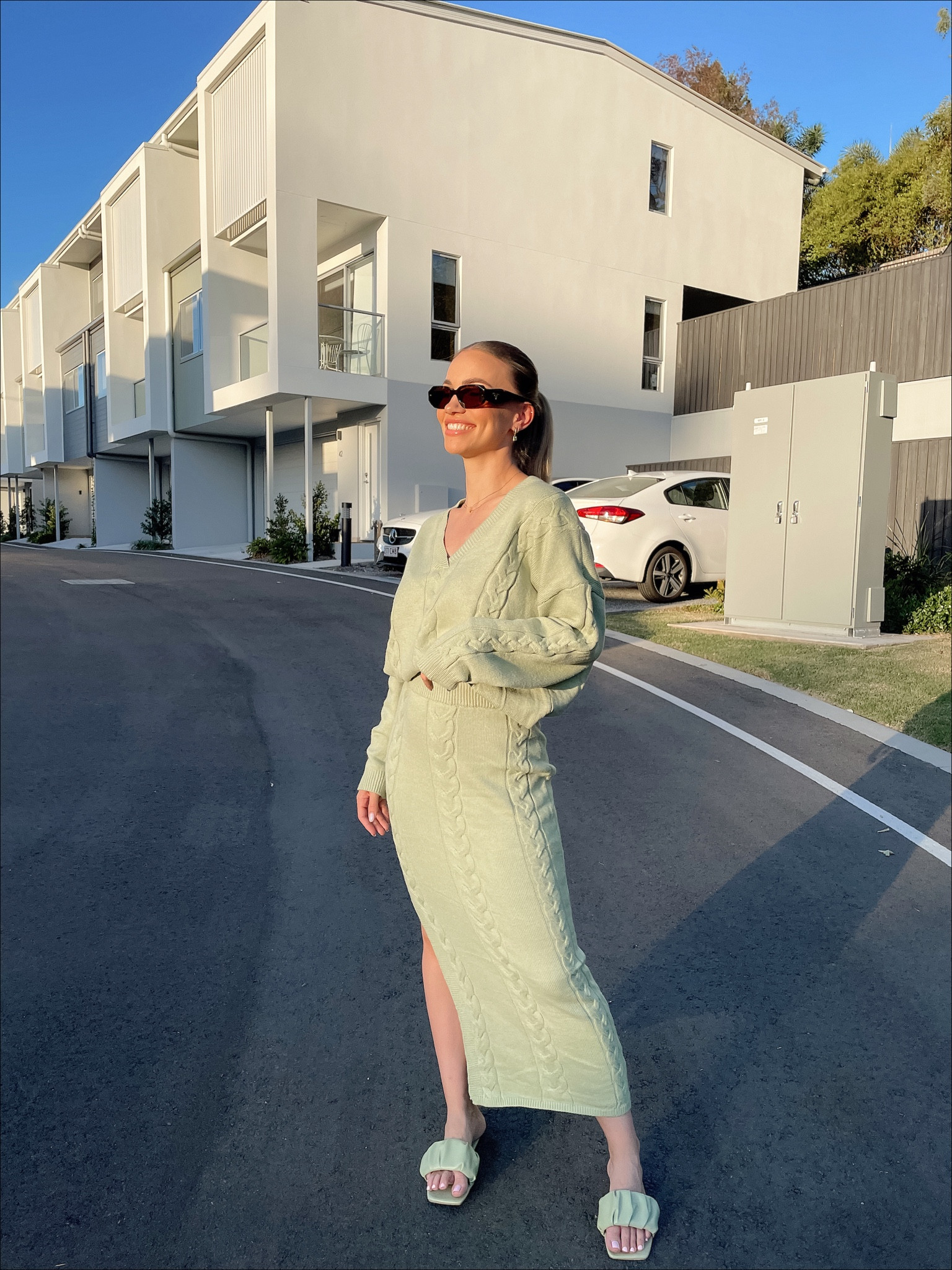 I have a soft spot for cute, cozy knitted sets 🫶🏻 this time last year I was deeeeeep in the postpartum/newborn bubble, wearing nothing but, granny undies, oversized jumpers and compression tights. So you bet I’m making the most of winter fashion this year 😌✌🏼✨

This set is from my faves at @petalandpup - DC: ERIN20 *gifted