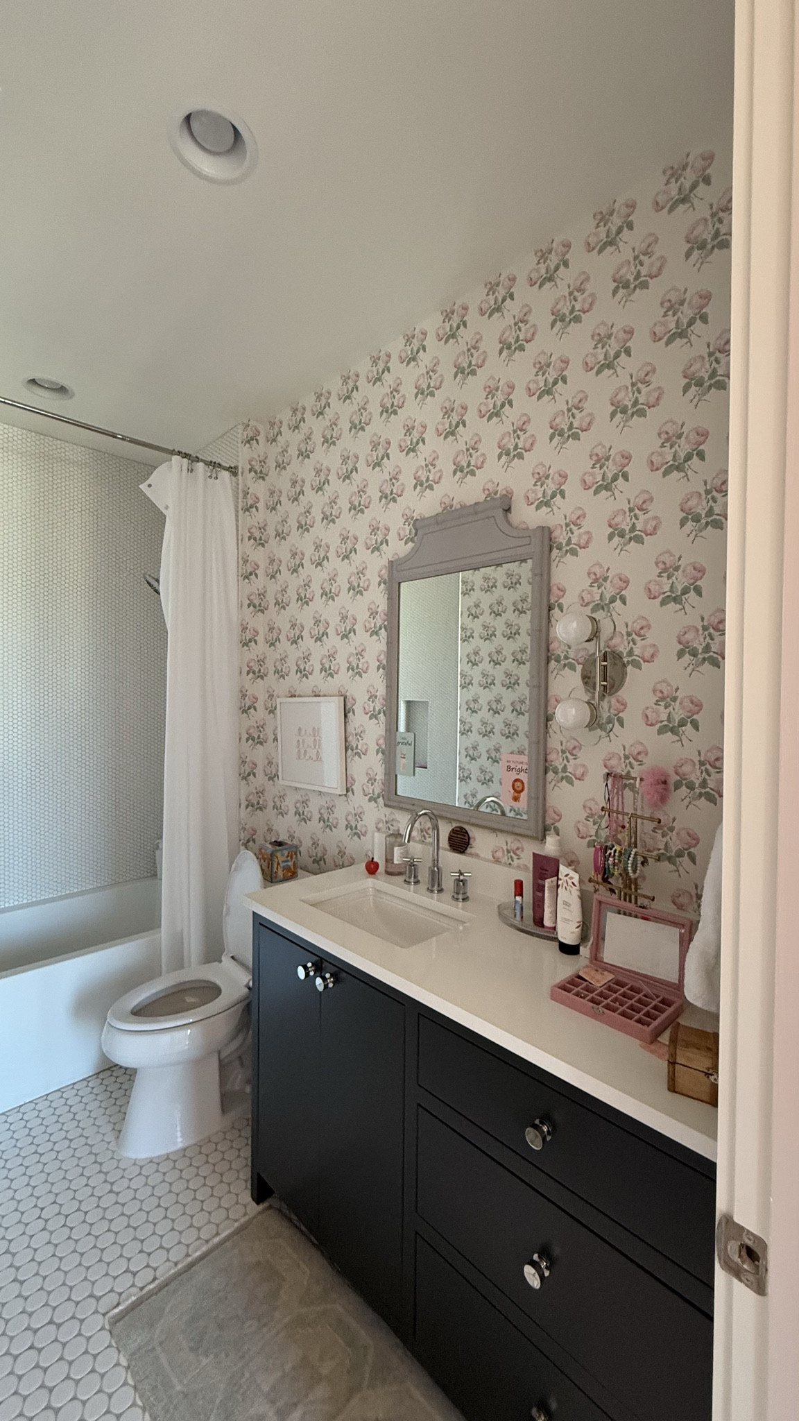 Obsessed with this Colfax & Fowler bowood wallpaper 