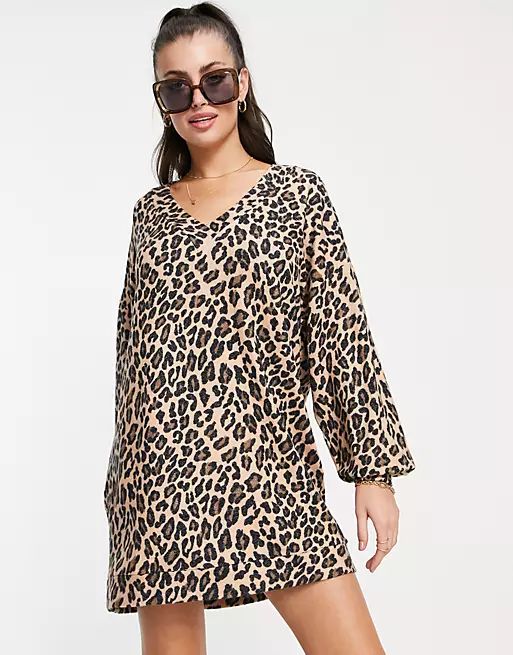 ASOS DESIGN – Langärmliges Oversize-Kleid mit V-Ausschnitt und Leopardenmuster | ASOS (Global)