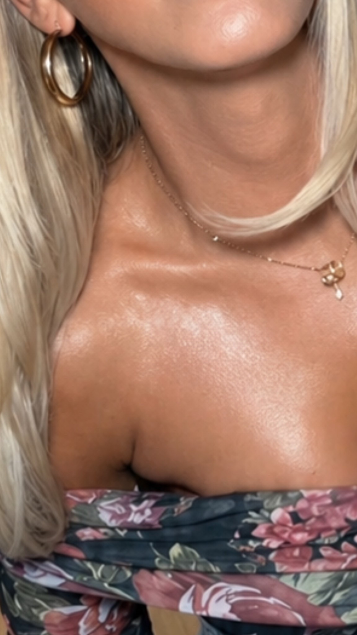 If glowy shimmery summer skin is on your wishlist- here’s my routine! 

Start with a great base (ret cream!) follow with an oil to create a glow from
within look, top with shimmer stick, follow up with powder! 
