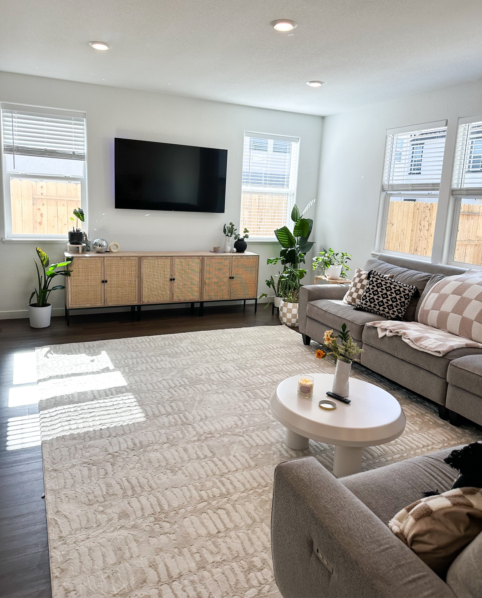 living room setup✨📦🤎☁️ furniture new house modern style home

#LTKFindsUnder100 #LTKHome #LTKFindsUnder50