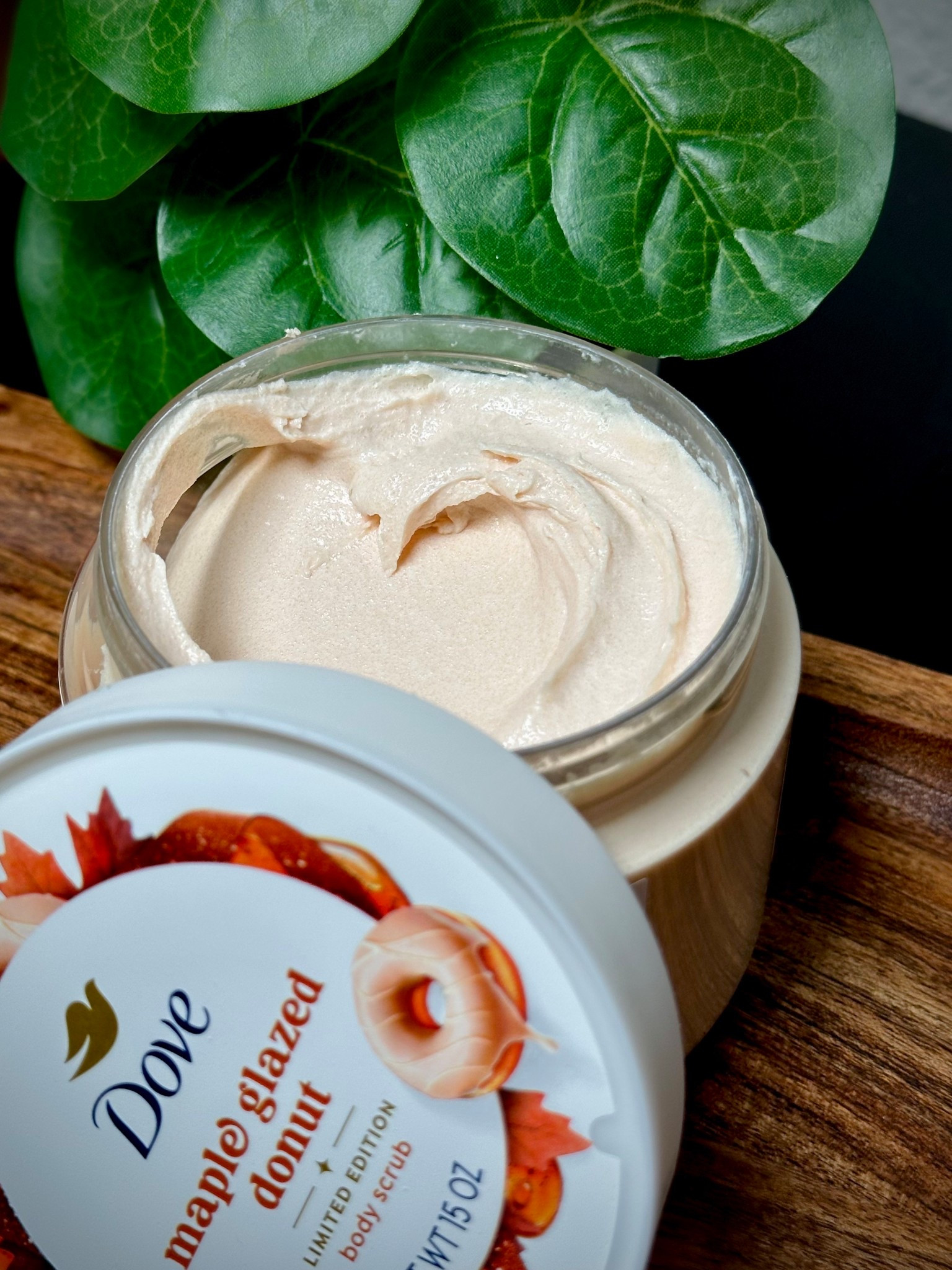 Cozy season in a jar 🤍
The Dove Maple Glazed Donut Body Scrub smells like freshly baked donuts and leaves my skin buttery soft. It’s sweet, warm, and absolutely addictive — the perfect fall treat for your skin 🍩✨