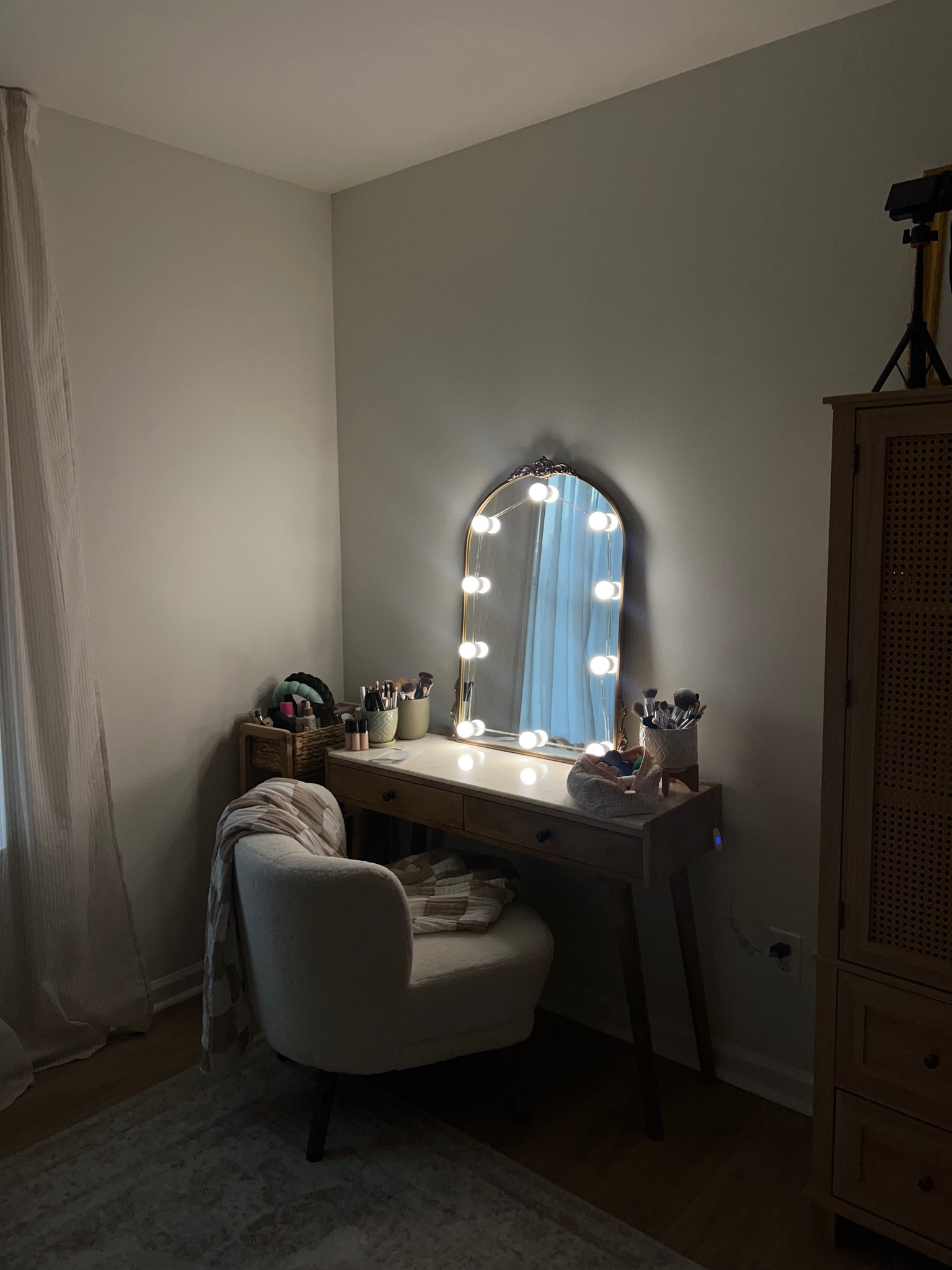 vanity lights for only $10!! 

#LTKFindsUnder50 #LTKBeauty #LTKHome