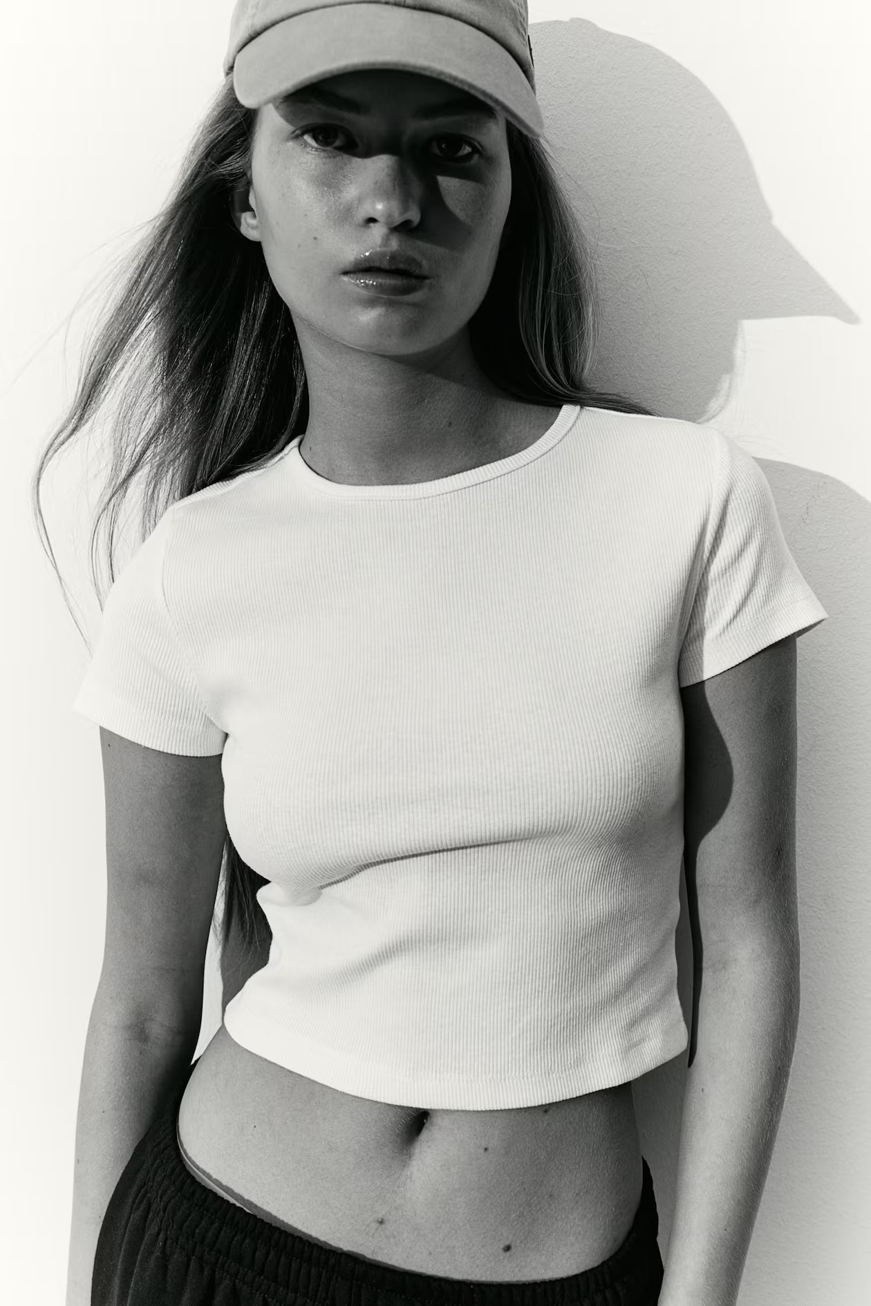 Geripptes Cropped Shirt - Rundausschnitt - Kurzarm - Weiß - Ladies | H&M AT | H&M (DE, AT, CH, NL, FI)