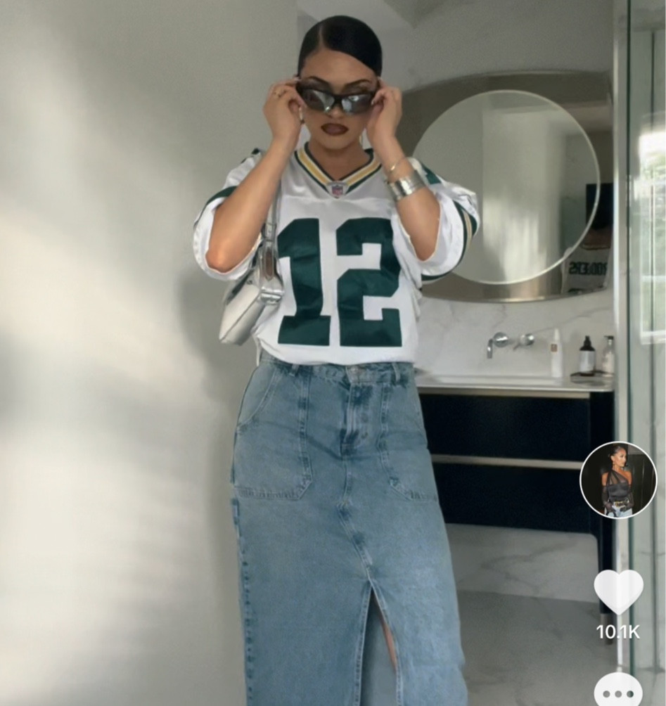 Styling vintage jersey Tiktok.

The jersey I wear is a vintage Green Bay Packers jersey, it’s a size large and I bought it off depop. 🫶🏽✨