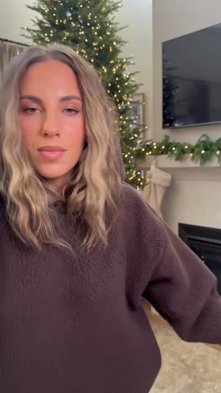 So cozy like a teddy bear! 🧸 everyone needs to have one of these in their closet 😍👏🏼

#aritzia #polartech #fleecejacket #winterjacket #winterootd #winteroutfitinspo