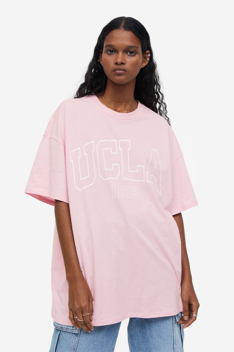 Oversized printed T-shirt - Light pink/UCLA - Ladies | H&M GB | H&M (UK, MY, IN, SG, PH, TW, HK)
