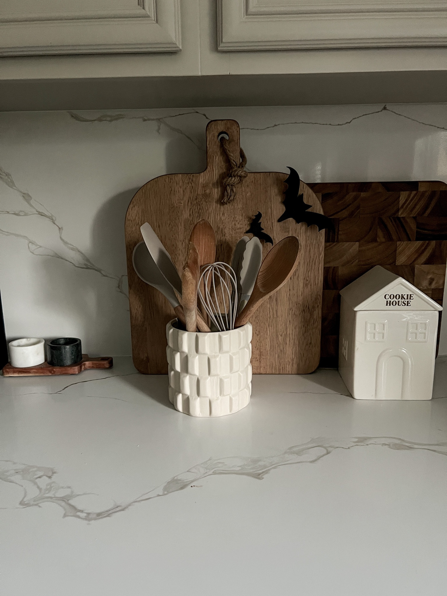 Bats & neutral kitchen utensils

xo, Sandroxxie by Sandra
www.sandroxxie.com | #sandroxxie

#LTKSeasonal #LTKhome #LTKfindsunder50