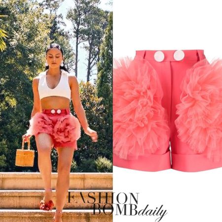 You ask, we answer, subscribers only! @thatgirlmaya says, “hi i wanted to know what these shorts called & who they’re sold by” This Bombshell stepped out in $596 @loulouthebrand ruffled tulle tailored shorts. They’re now on sale for $447 on @farfetch ! Find a link to purchase in our bio! #loulou #loulouthebrand 