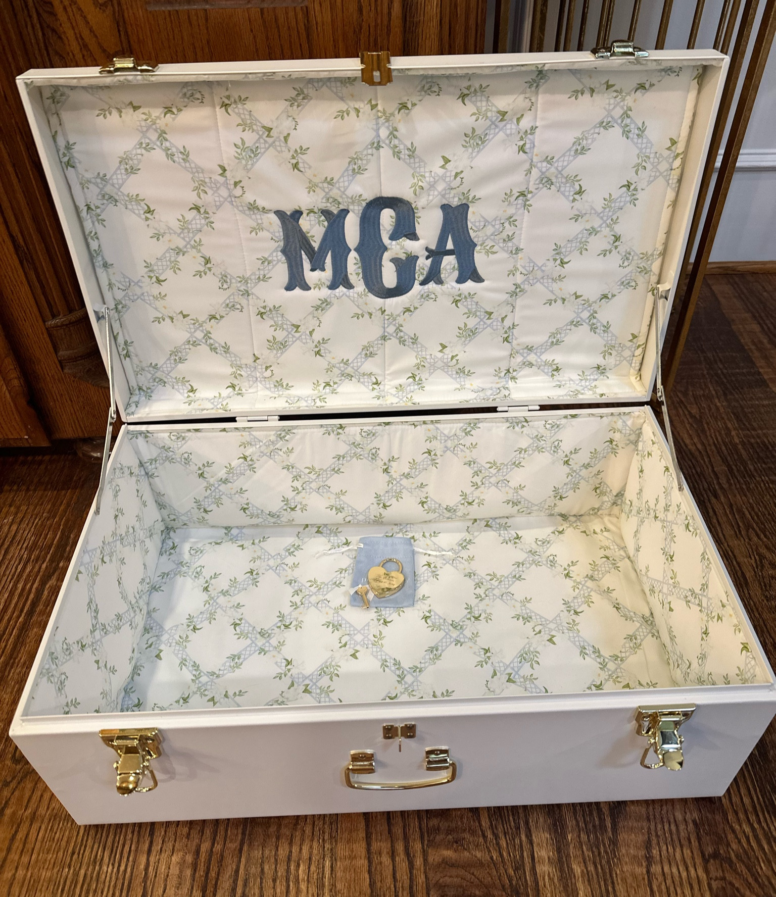 Bridal trunk to house all of my keepsakes!! The sweetest gift 🤍👰🏼‍♀️🔐🕊️