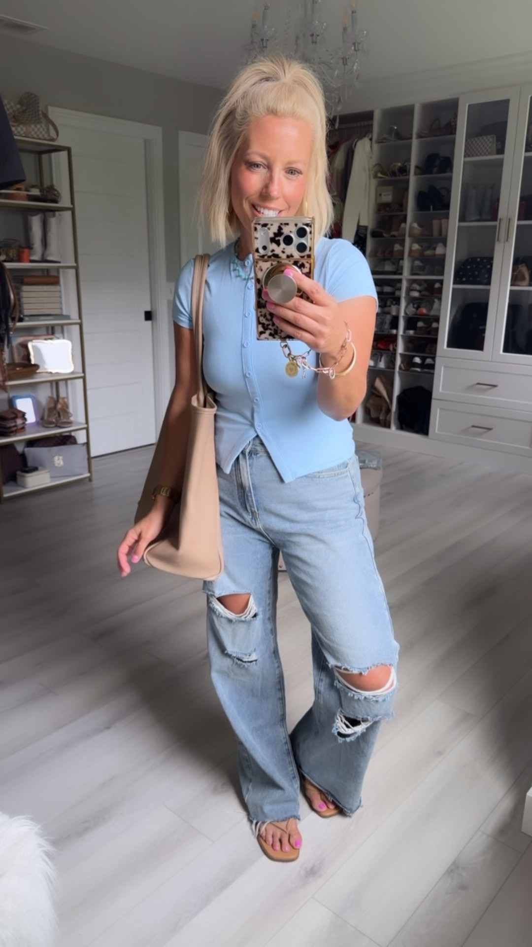 Medium top and jeans

#LTKSaleAlert #LTKSeasonal #LTKootd