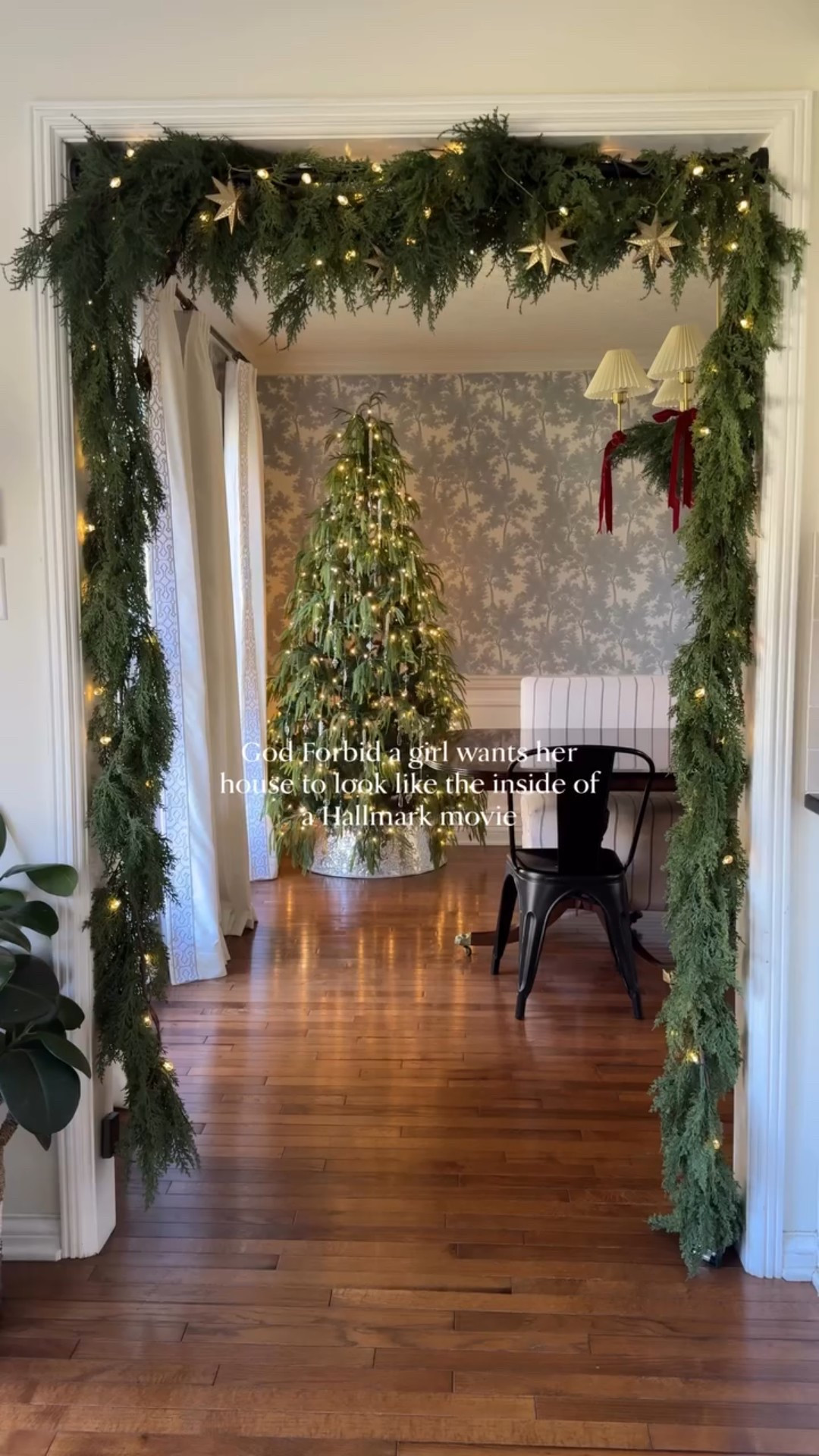 My favorite part of Christmas movies is how extra all the garland is. SIGN ME UP🤣

Comment SHOP & I’ll send you all the links that I can! 

.
.
.
.
#viral #cozychristmasdecor #hallwaygarland #hallmarkmovievibes #cozyhomedecor