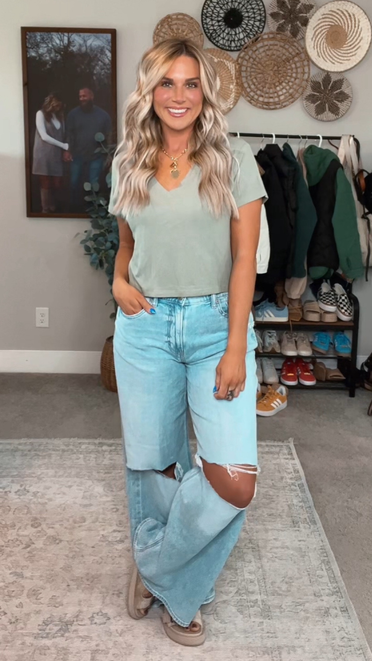 What a comfy but casual mom look that is also stylish. How cute would this be for running errands, a coffee date or even a summer party! Summer outfit, spring outfit, comfy outfit inspo

#LTKfindsunder50 #LTKsalealert #LTKfindsunder100