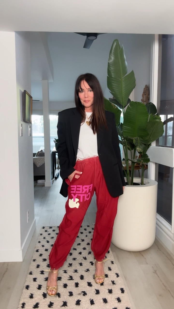 How to wear elevated sweats! 
Sorry I couldn’t link the pants. 

#LTKFindsUnder100 #LTKParties #LTKActive