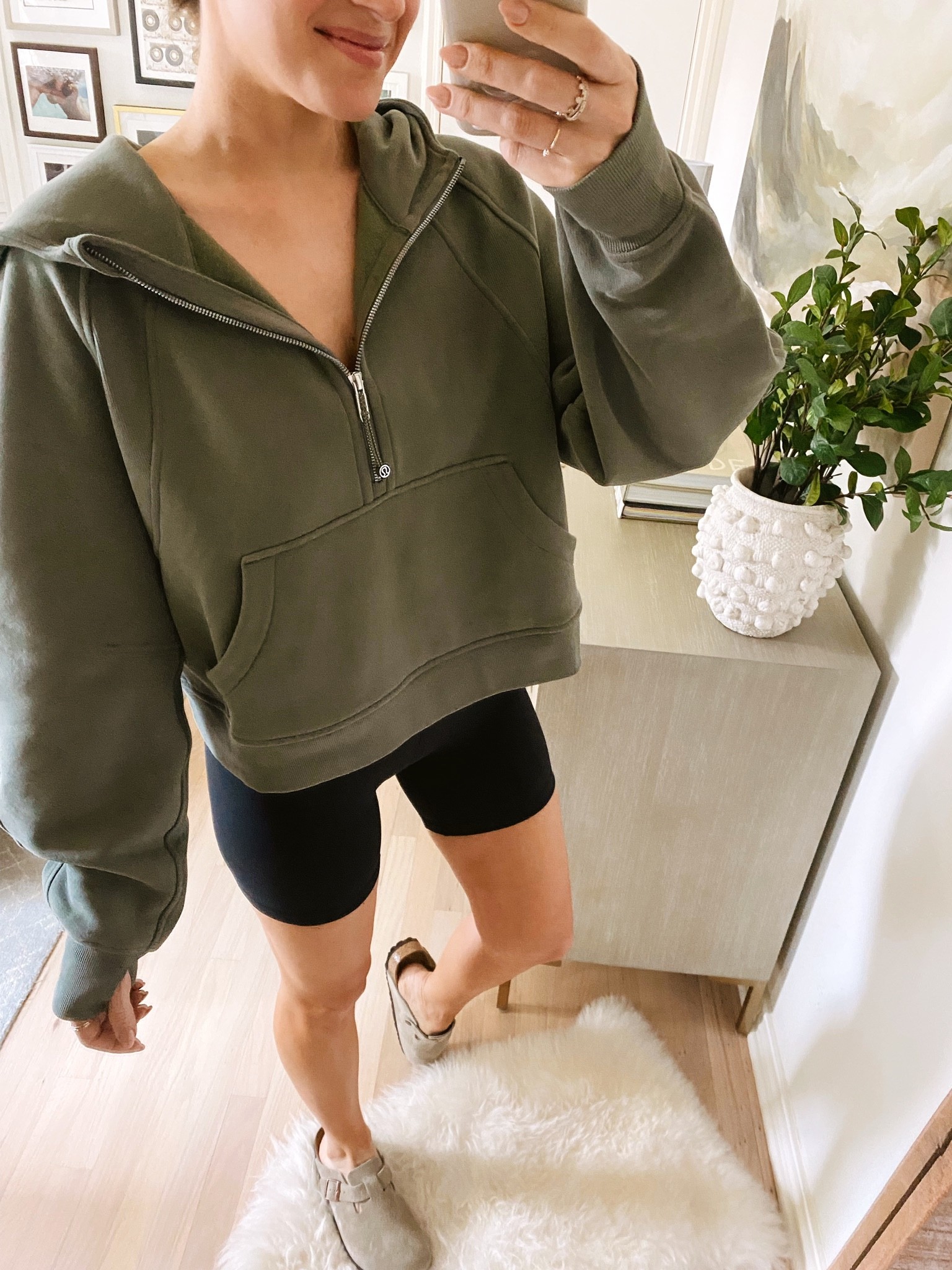 Absolutely love this pullover. It’s perfect for fall. I got a M/L for a oversized / relaxed fit. It comes in 6 other colors. // Lululemon, activewear, fall outfit, fall activewear, fall activewear outfit