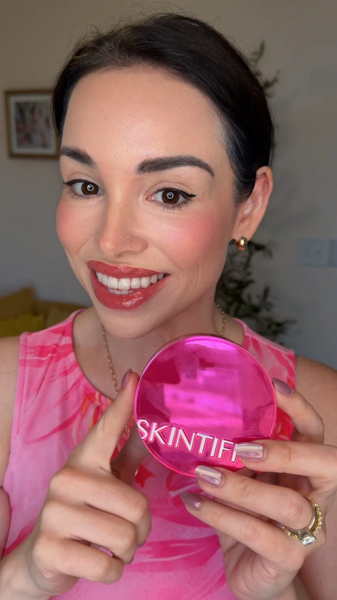 SKINTIFIC Cover Glow Perfect Cushion in shade 00 Porcelain might be my new everyday base. The coverage is buildable but still looks like skin — it blurs my pores, hides my redness, and gives that natural glow without feeling heavy. Such a good find.

#affordablemakeup #skintific #cushionfoundation #amazonfinds 